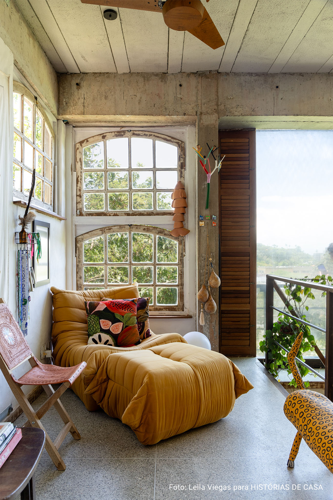Histórias Brasil Adentro: Apê em Salvador que recebe com dengo e portas abertas. É impossível não abrir um sorriso ao entrar neste apartamento em Salvador. O pé-direito alto, os ambientes amplos e banhados de luz, e a vista impressionante para a mata fazem esquecer que se está em um prédio.