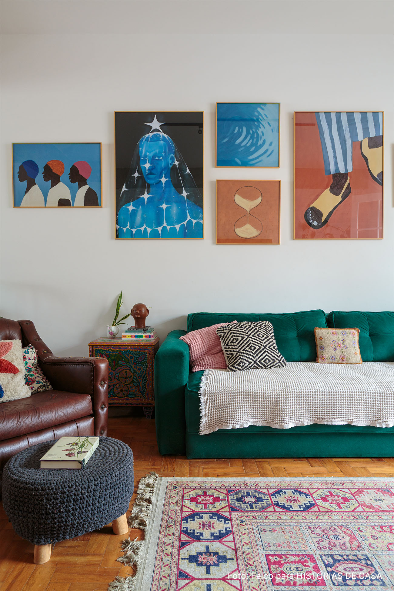 Clima renovado com novos quadros da Boemi em apê que parece casa: Conheça o lar lúdico, autêntico e colorido da Iza e de sua filha Lia.