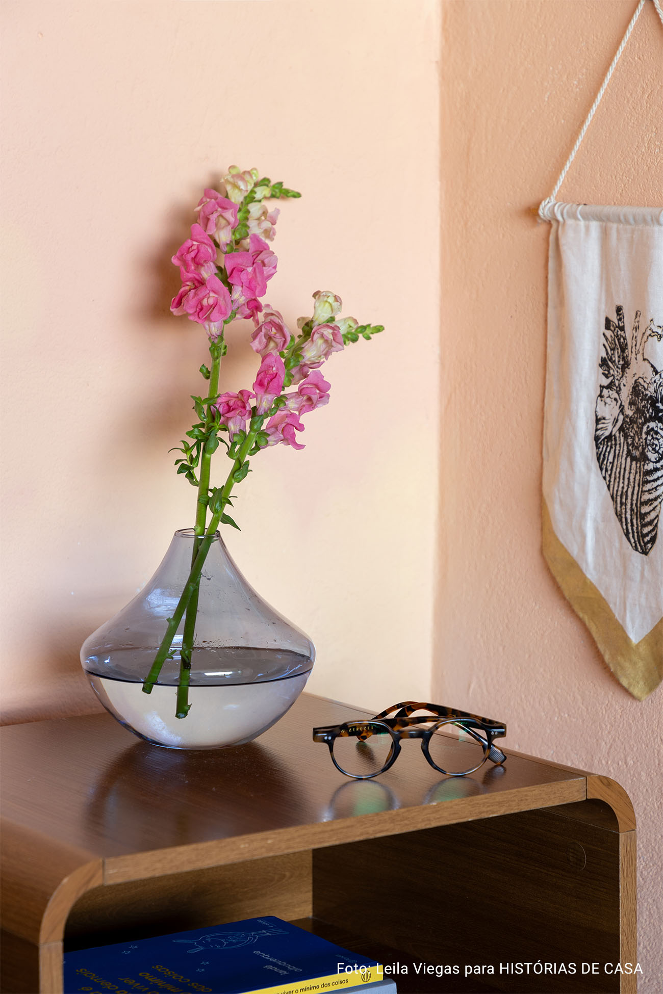 Histórias Brasil Adentro: Apê em Salvador que recebe com dengo e portas abertas. É impossível não abrir um sorriso ao entrar neste apartamento em Salvador. O pé-direito alto, os ambientes amplos e banhados de luz, e a vista impressionante para a mata fazem esquecer que se está em um prédio.