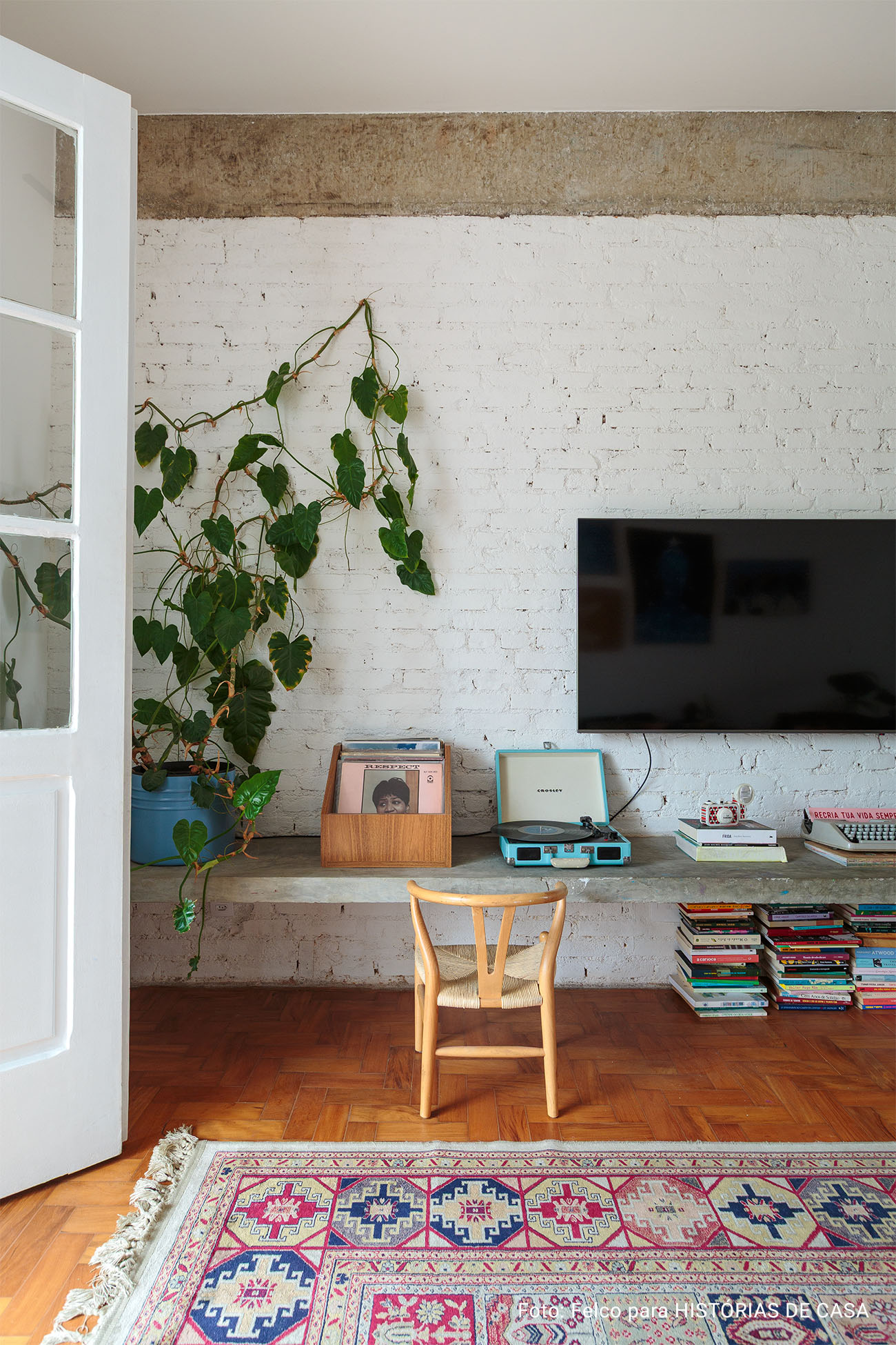 Clima renovado com novos quadros da Boemi em apê que parece casa: Conheça o lar lúdico, autêntico e colorido da Iza e de sua filha Lia.
