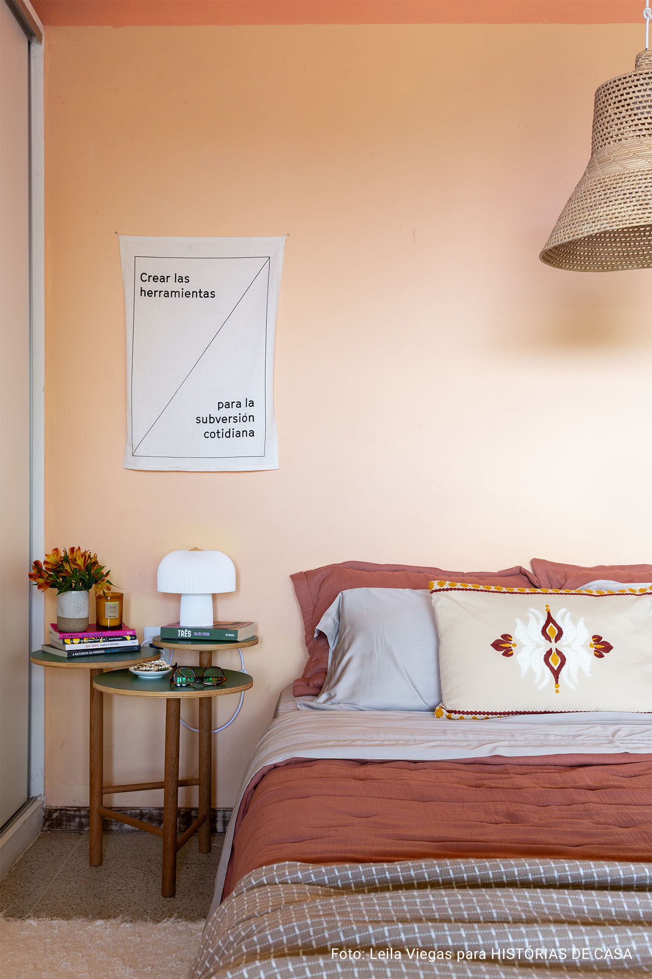 Histórias Brasil Adentro: Apê em Salvador que recebe com dengo e portas abertas. É impossível não abrir um sorriso ao entrar neste apartamento em Salvador. O pé-direito alto, os ambientes amplos e banhados de luz, e a vista impressionante para a mata fazem esquecer que se está em um prédio.