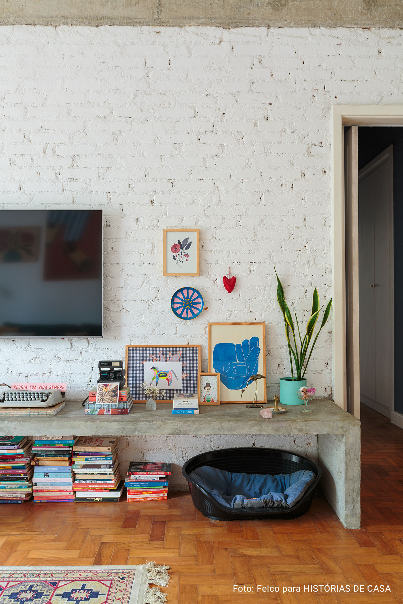 Clima renovado com novos quadros da Boemi em apê que parece casa: Conheça o lar lúdico, autêntico e colorido da Iza e de sua filha Lia.