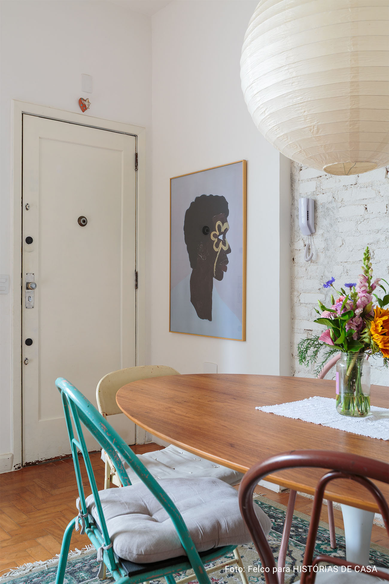 Clima renovado com novos quadros da Boemi em apê que parece casa: Conheça o lar lúdico, autêntico e colorido da Iza e de sua filha Lia.