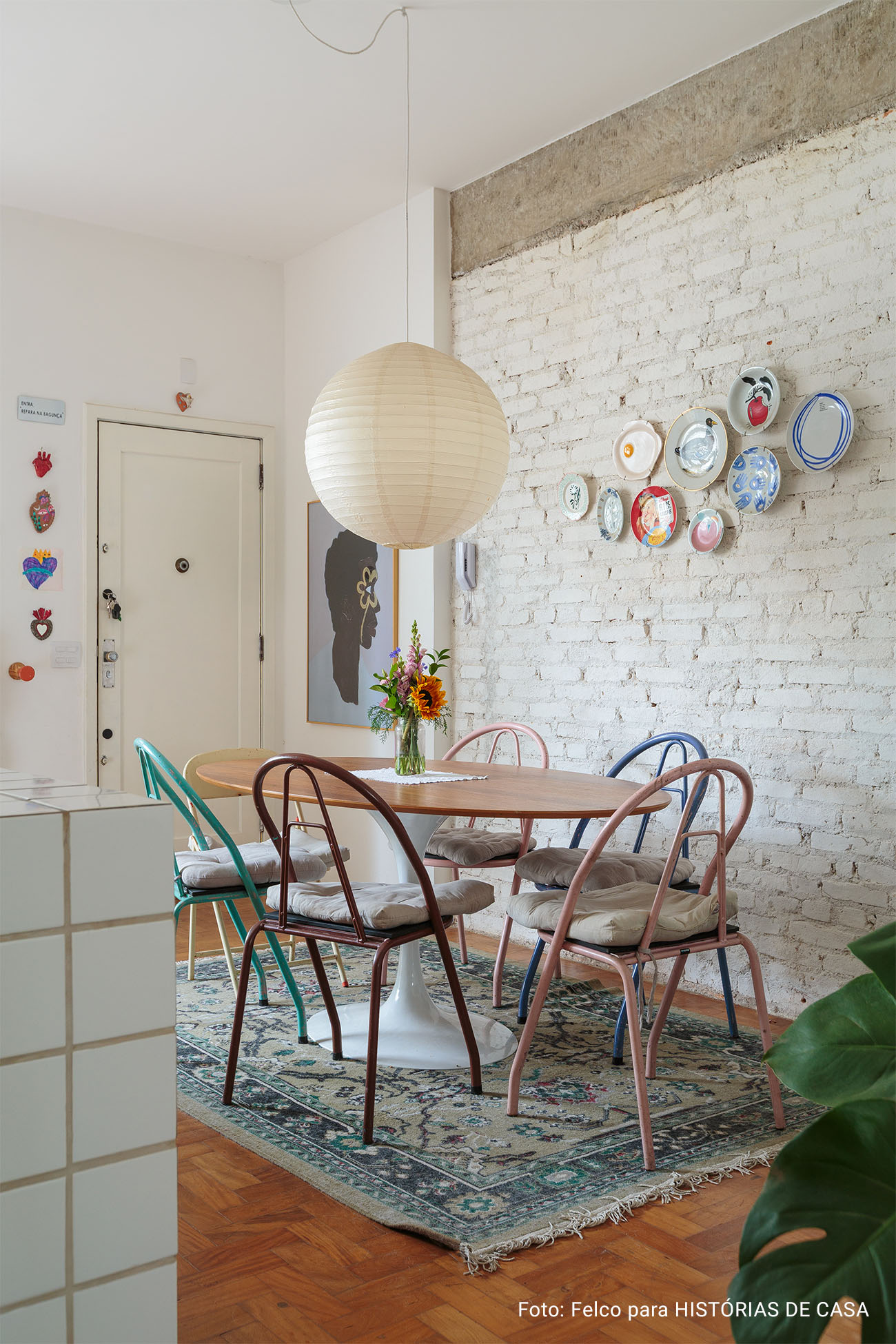 Clima renovado com novos quadros da Boemi em apê que parece casa: Conheça o lar lúdico, autêntico e colorido da Iza e de sua filha Lia.