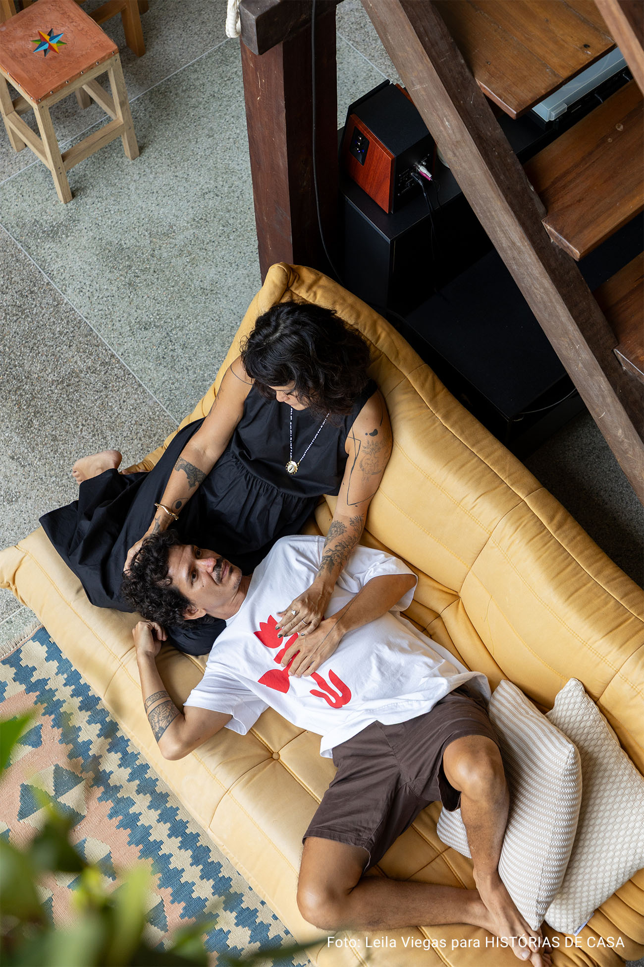 Histórias Brasil Adentro: Apê em Salvador que recebe com dengo e portas abertas. É impossível não abrir um sorriso ao entrar neste apartamento em Salvador. O pé-direito alto, os ambientes amplos e banhados de luz, e a vista impressionante para a mata fazem esquecer que se está em um prédio.