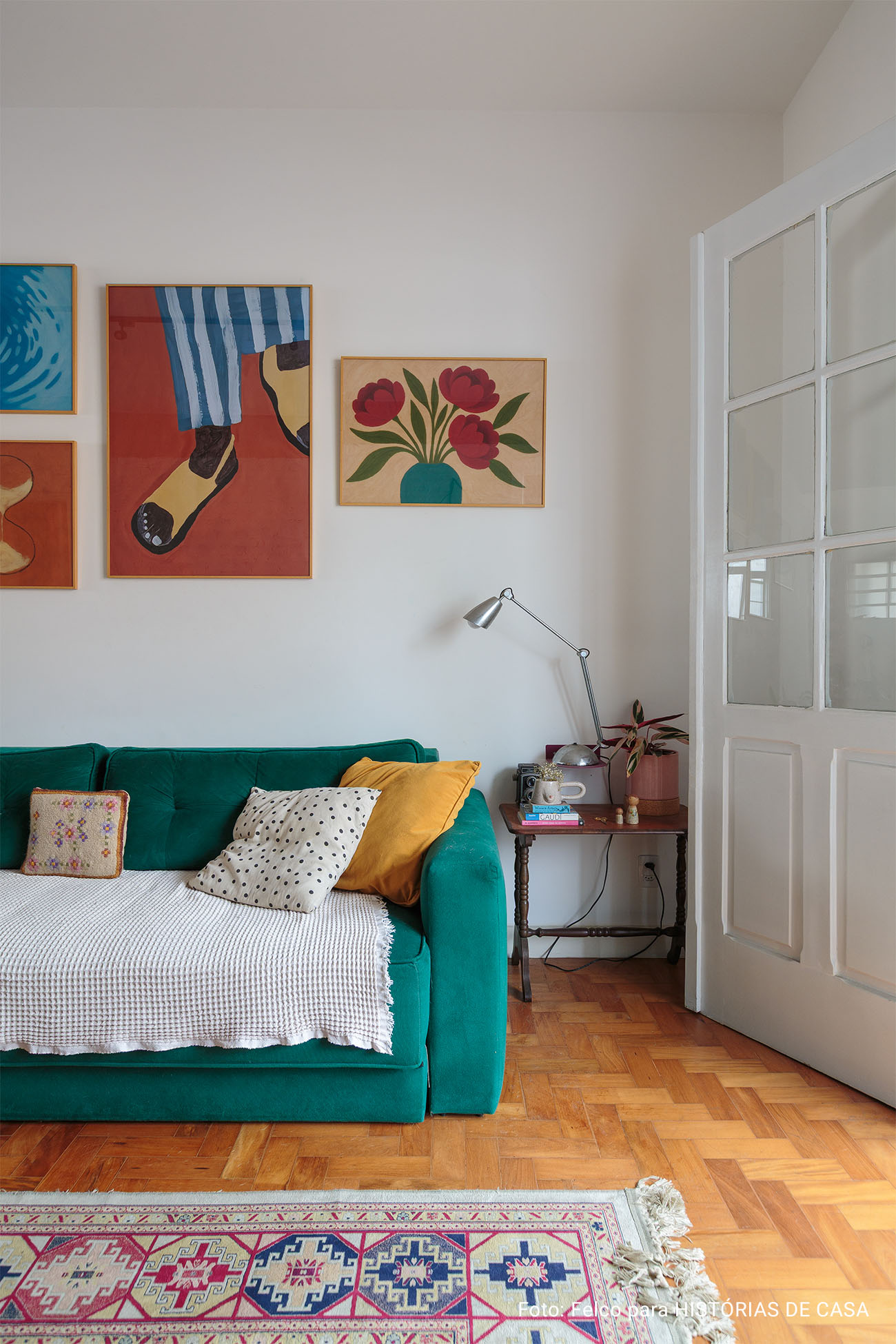 Clima renovado com novos quadros da Boemi em apê que parece casa: Conheça o lar lúdico, autêntico e colorido da Iza e de sua filha Lia.