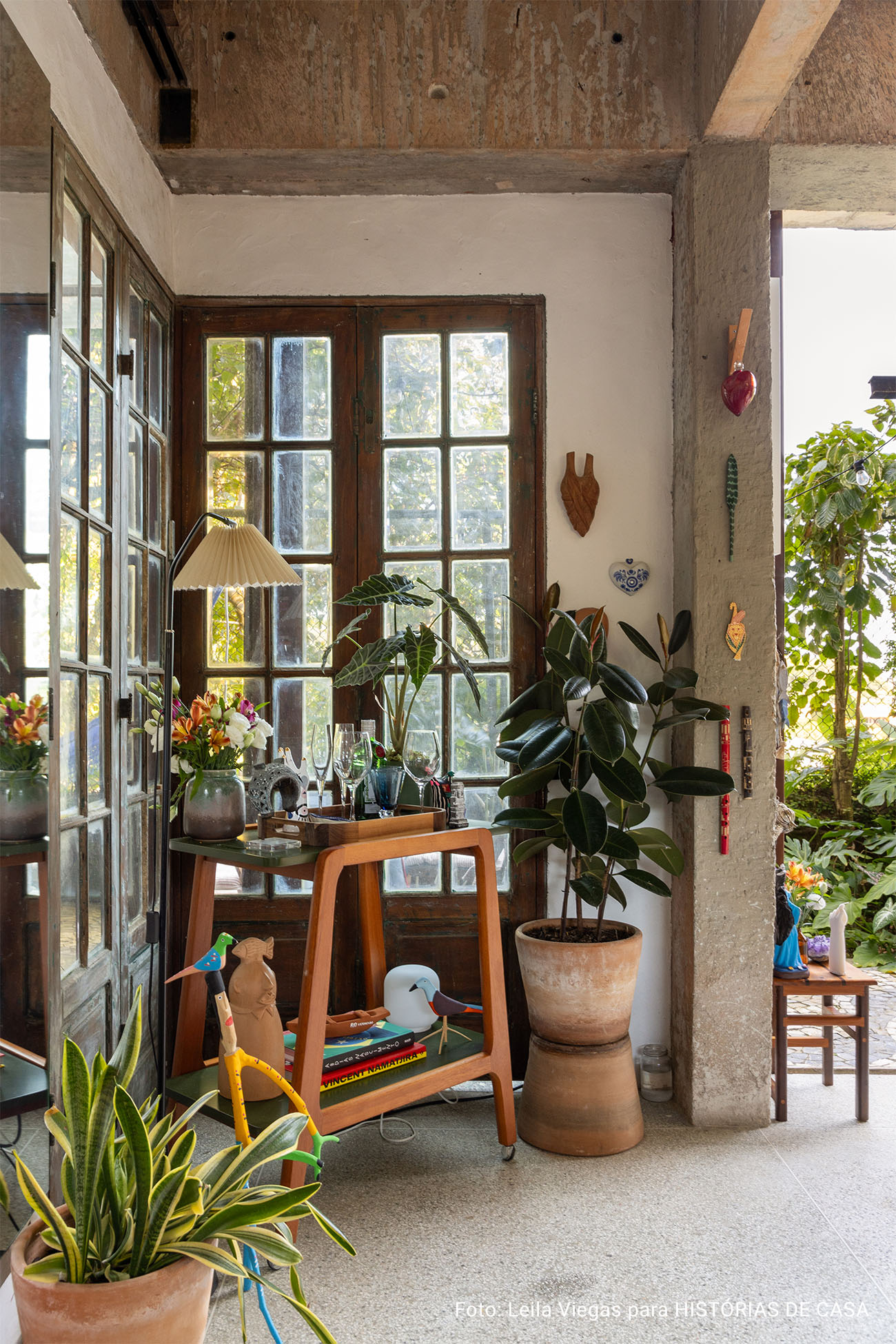 Histórias Brasil Adentro: Apê em Salvador que recebe com dengo e portas abertas. É impossível não abrir um sorriso ao entrar neste apartamento em Salvador. O pé-direito alto, os ambientes amplos e banhados de luz, e a vista impressionante para a mata fazem esquecer que se está em um prédio.