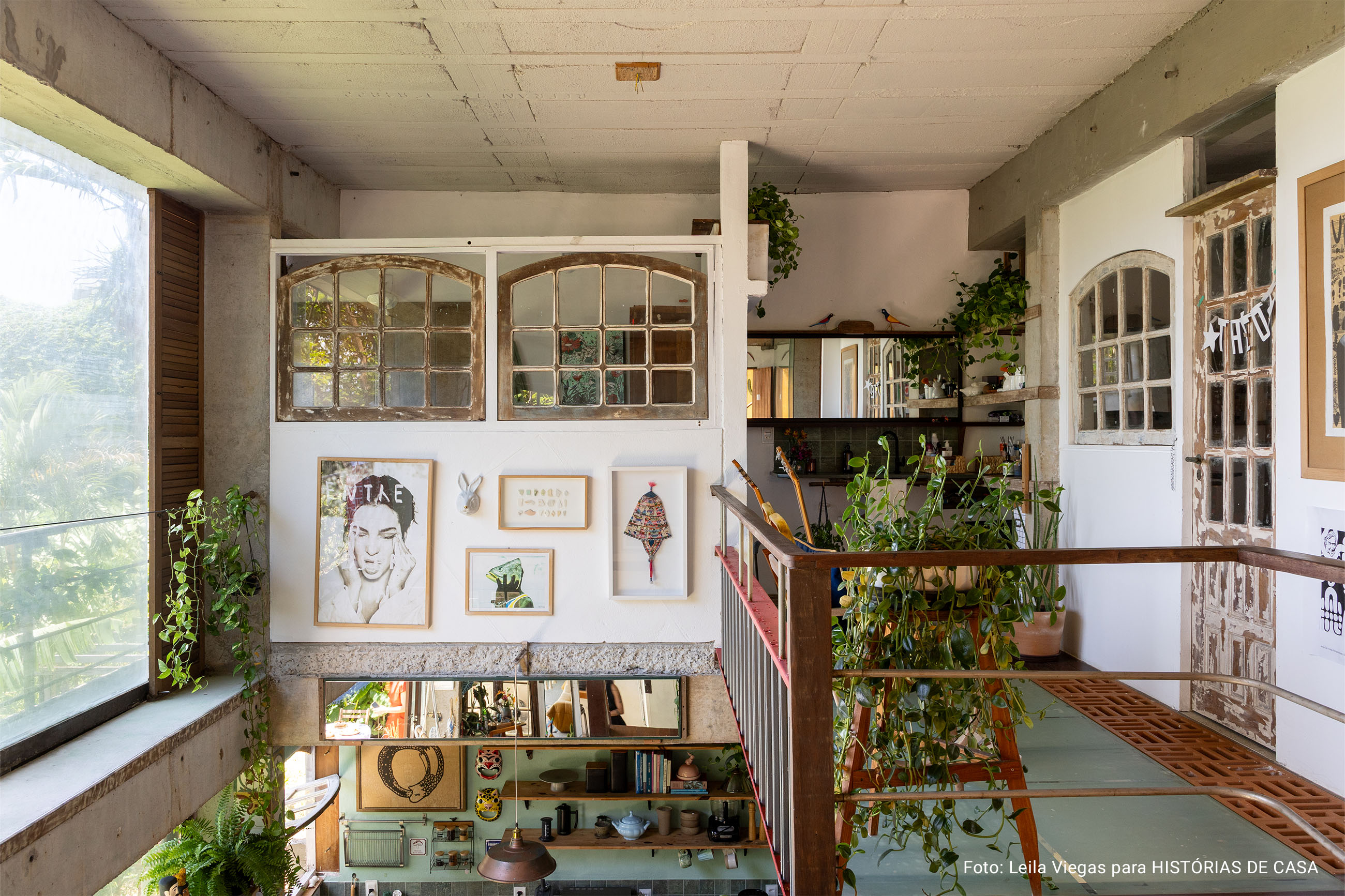 Histórias Brasil Adentro: Apê em Salvador que recebe com dengo e portas abertas. É impossível não abrir um sorriso ao entrar neste apartamento em Salvador. O pé-direito alto, os ambientes amplos e banhados de luz, e a vista impressionante para a mata fazem esquecer que se está em um prédio.