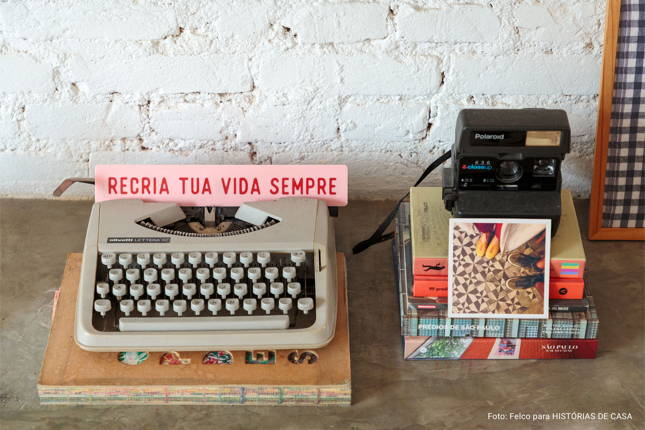 Clima renovado com novos quadros da Boemi em apê que parece casa: Conheça o lar lúdico, autêntico e colorido da Iza e de sua filha Lia.