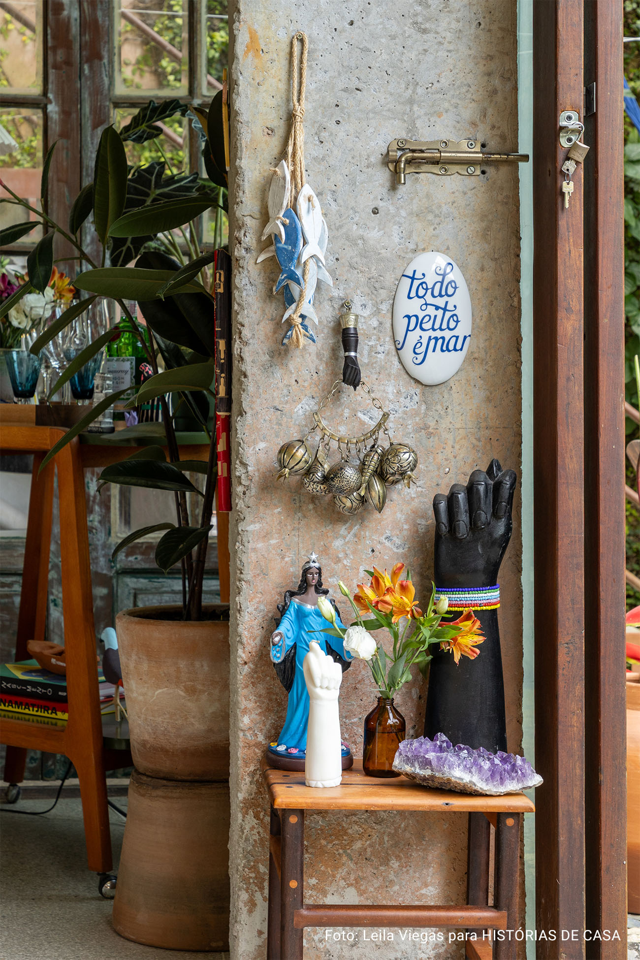 Histórias Brasil Adentro: Apê em Salvador que recebe com dengo e portas abertas. É impossível não abrir um sorriso ao entrar neste apartamento em Salvador. O pé-direito alto, os ambientes amplos e banhados de luz, e a vista impressionante para a mata fazem esquecer que se está em um prédio.