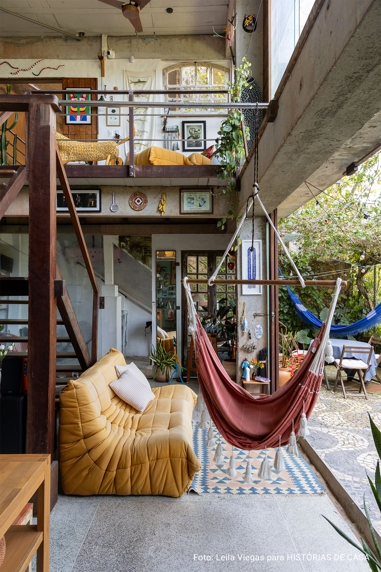 Histórias Brasil Adentro: Apê em Salvador que recebe com dengo e portas abertas. É impossível não abrir um sorriso ao entrar neste apartamento em Salvador. O pé-direito alto, os ambientes amplos e banhados de luz, e a vista impressionante para a mata fazem esquecer que se está em um prédio.