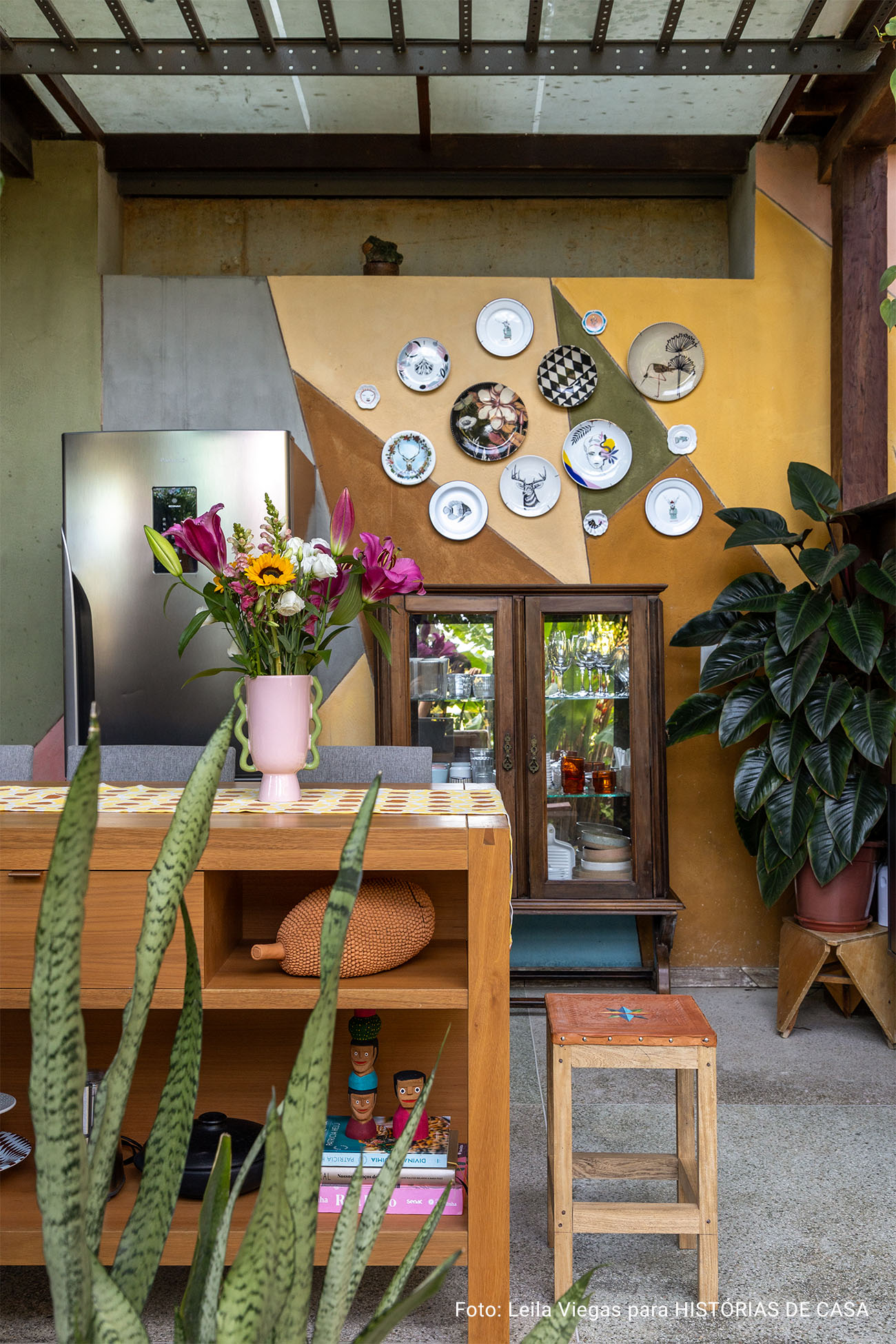 Histórias Brasil Adentro: Apê em Salvador que recebe com dengo e portas abertas. É impossível não abrir um sorriso ao entrar neste apartamento em Salvador. O pé-direito alto, os ambientes amplos e banhados de luz, e a vista impressionante para a mata fazem esquecer que se está em um prédio.
