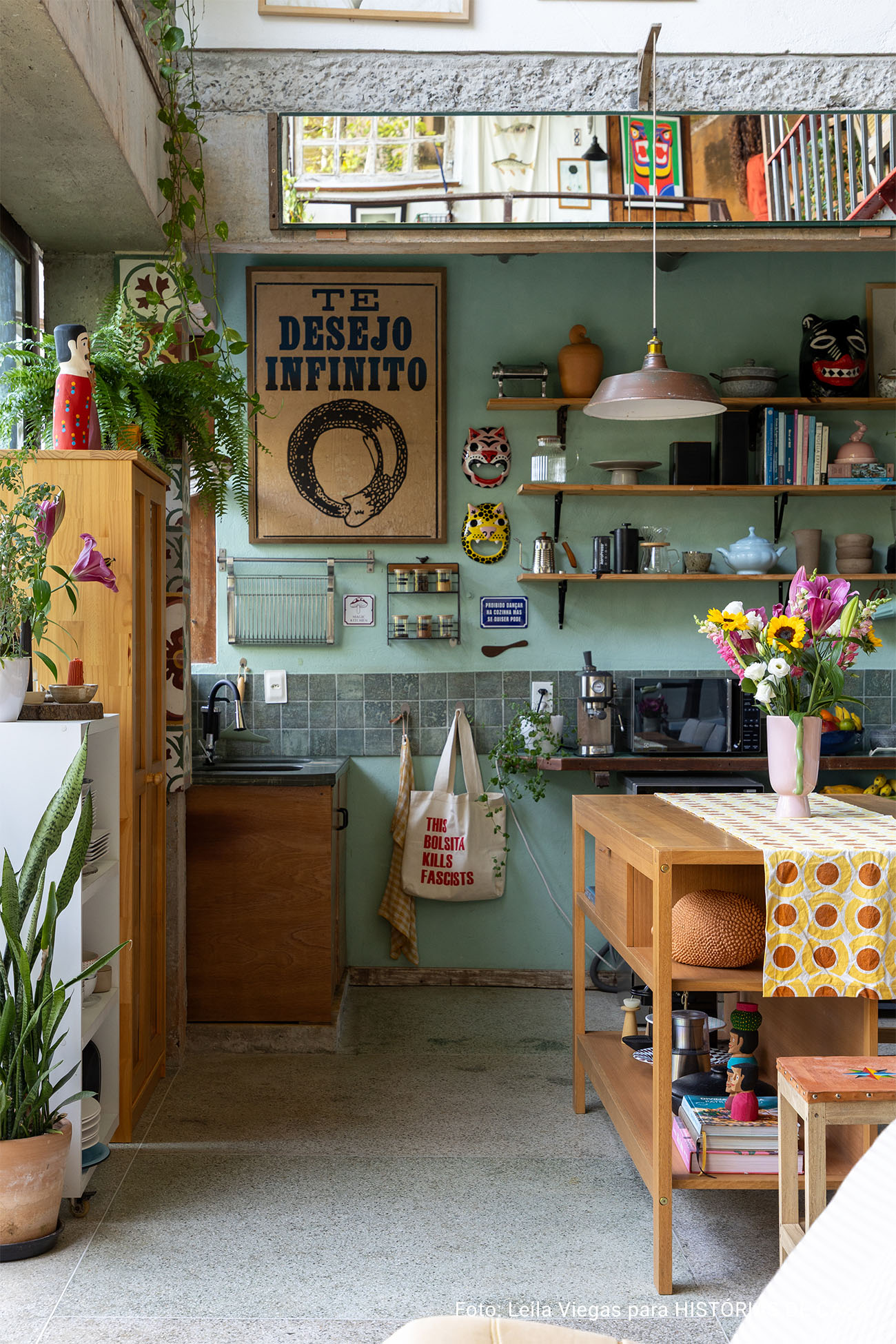 Histórias Brasil Adentro: Apê em Salvador que recebe com dengo e portas abertas. É impossível não abrir um sorriso ao entrar neste apartamento em Salvador. O pé-direito alto, os ambientes amplos e banhados de luz, e a vista impressionante para a mata fazem esquecer que se está em um prédio.