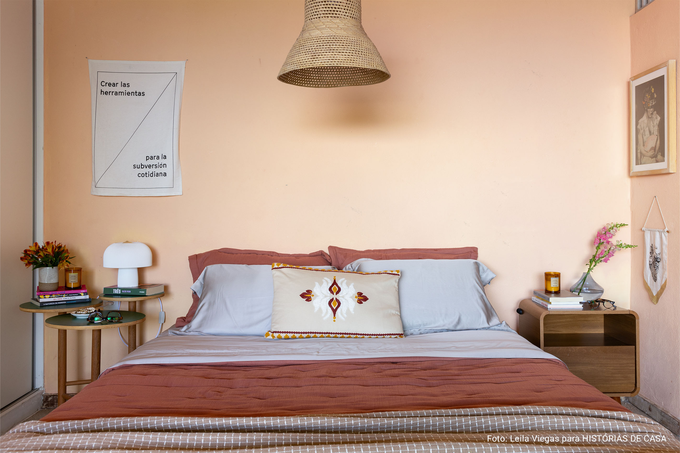 Histórias Brasil Adentro: Apê em Salvador que recebe com dengo e portas abertas. É impossível não abrir um sorriso ao entrar neste apartamento em Salvador. O pé-direito alto, os ambientes amplos e banhados de luz, e a vista impressionante para a mata fazem esquecer que se está em um prédio.