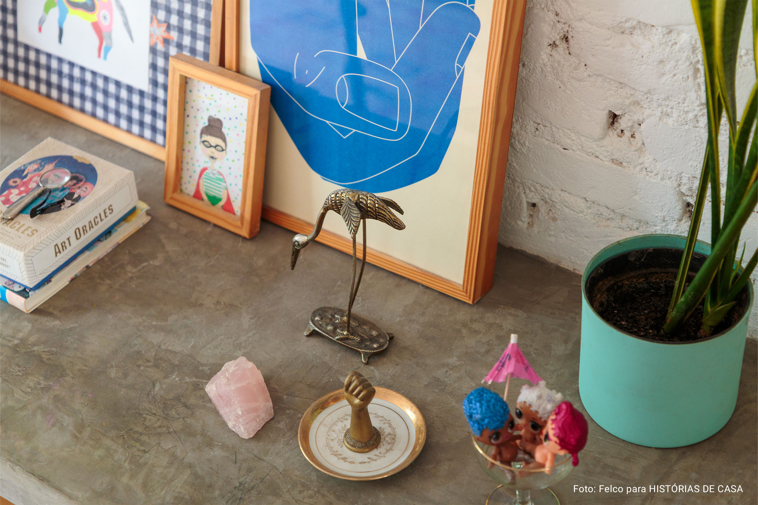 Apê acolhedor com muita arte e espaços pensados com carinho