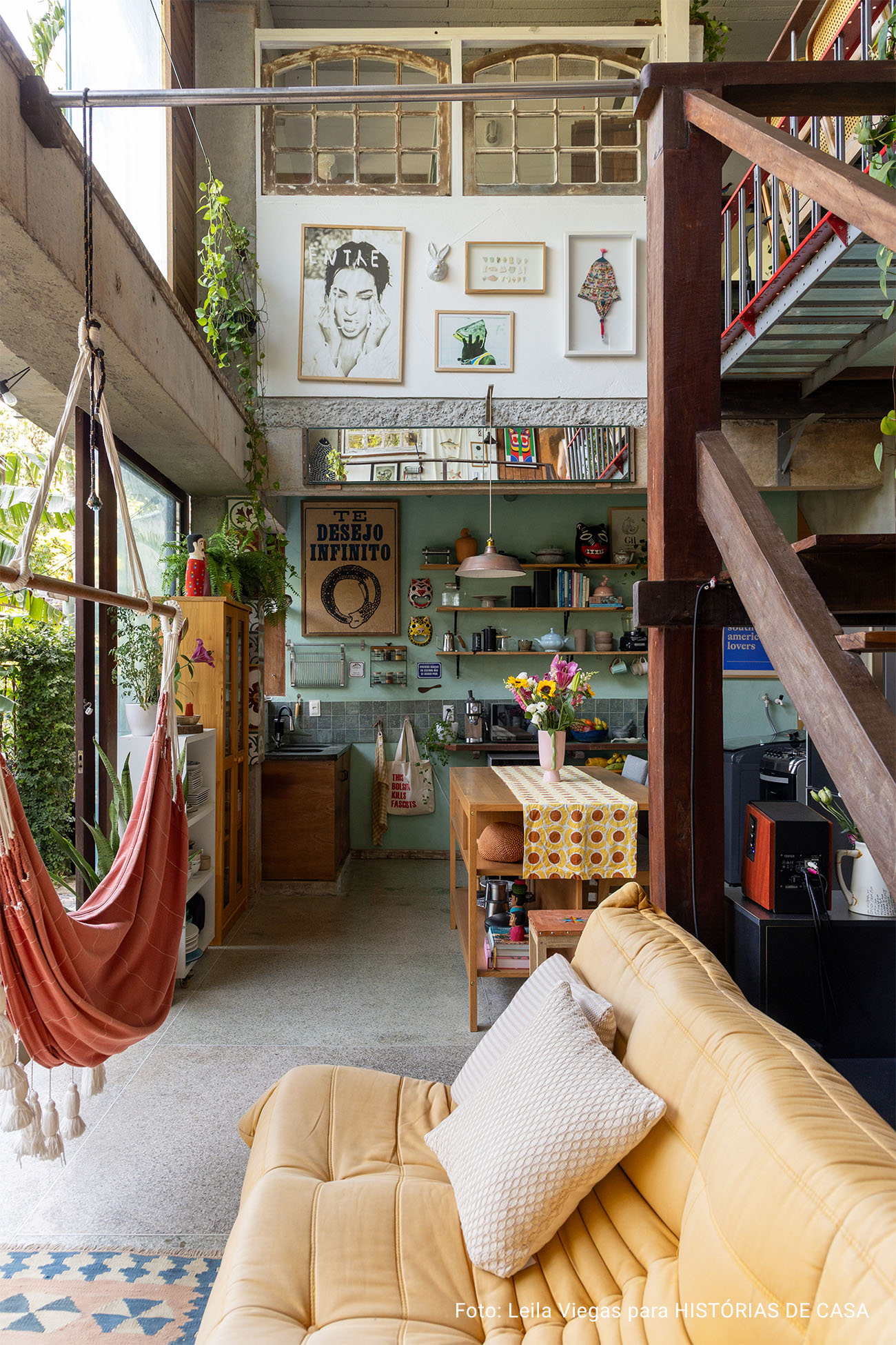 Histórias Brasil Adentro: Apê em Salvador que recebe com dengo e portas abertas. É impossível não abrir um sorriso ao entrar neste apartamento em Salvador. O pé-direito alto, os ambientes amplos e banhados de luz, e a vista impressionante para a mata fazem esquecer que se está em um prédio.