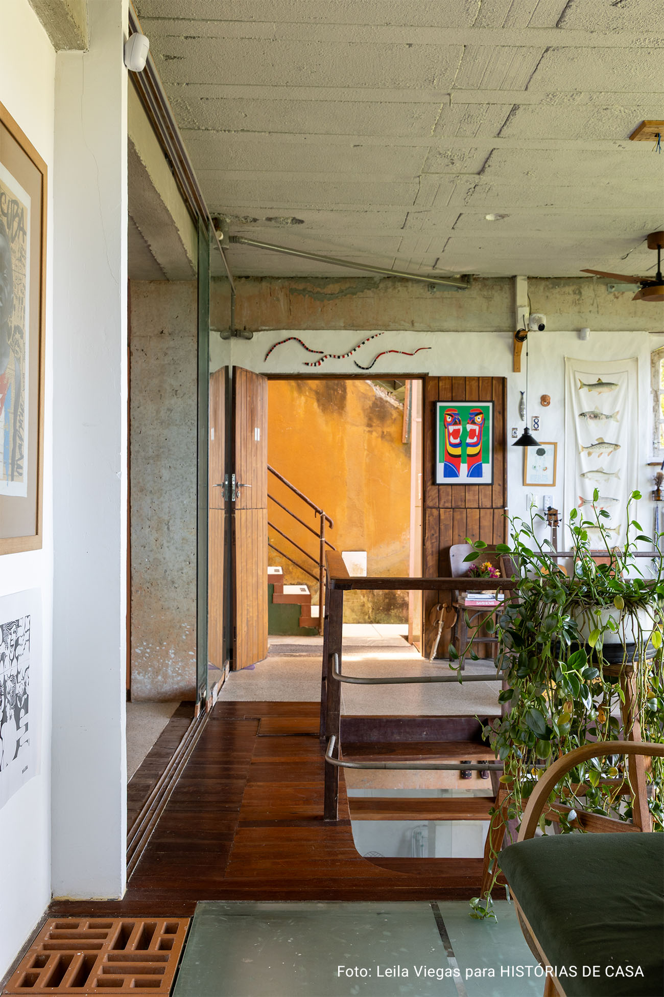 Histórias Brasil Adentro: Apê em Salvador que recebe com dengo e portas abertas. É impossível não abrir um sorriso ao entrar neste apartamento em Salvador. O pé-direito alto, os ambientes amplos e banhados de luz, e a vista impressionante para a mata fazem esquecer que se está em um prédio.
