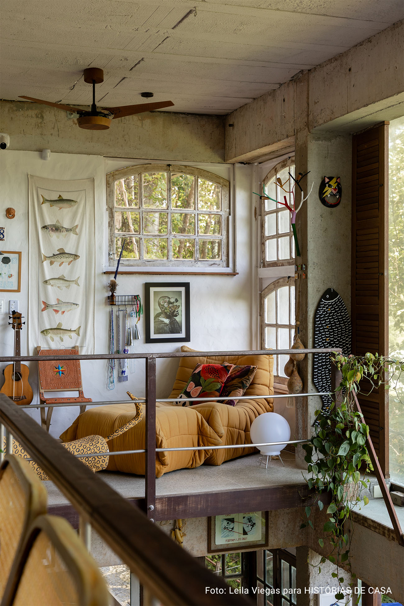 Histórias Brasil Adentro: Apê em Salvador que recebe com dengo e portas abertas. É impossível não abrir um sorriso ao entrar neste apartamento em Salvador. O pé-direito alto, os ambientes amplos e banhados de luz, e a vista impressionante para a mata fazem esquecer que se está em um prédio.