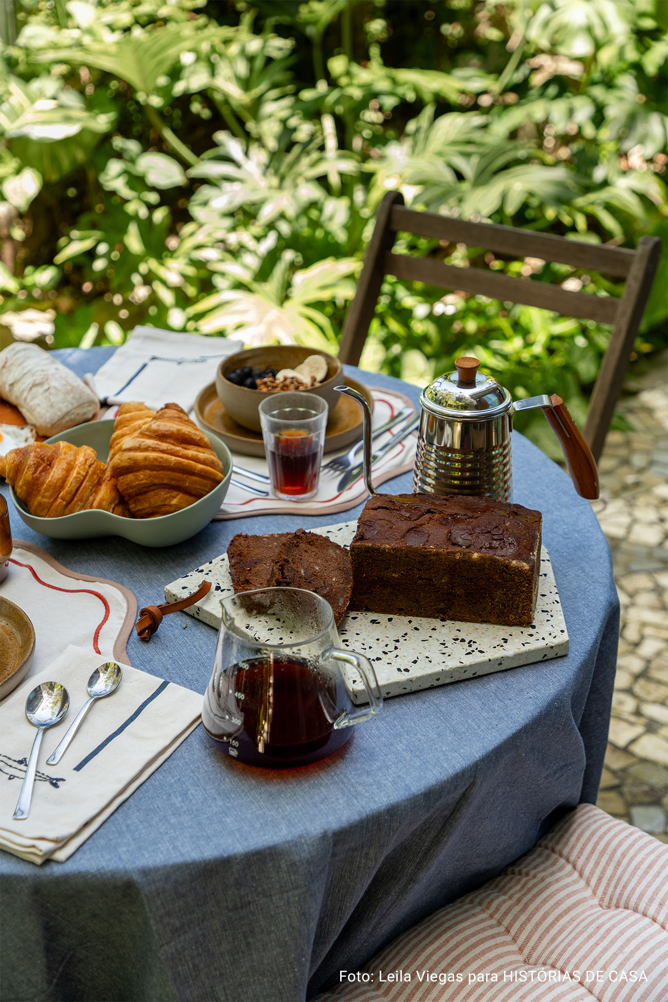 Histórias Brasil Adentro: Apê em Salvador que recebe com dengo e portas abertas. É impossível não abrir um sorriso ao entrar neste apartamento em Salvador. O pé-direito alto, os ambientes amplos e banhados de luz, e a vista impressionante para a mata fazem esquecer que se está em um prédio.