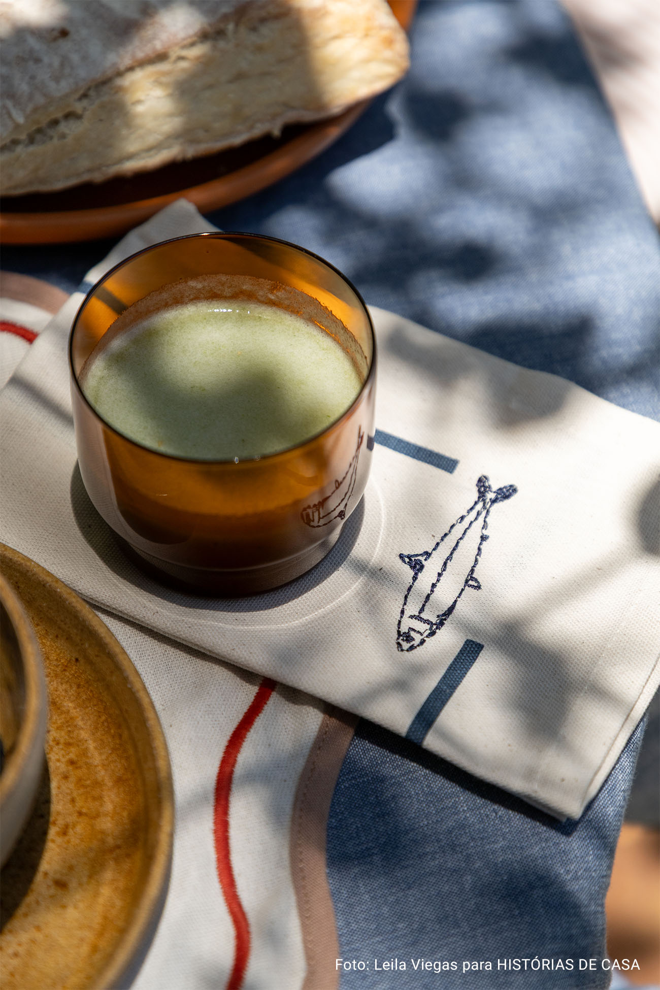 Histórias Brasil Adentro: Apê em Salvador que recebe com dengo e portas abertas. É impossível não abrir um sorriso ao entrar neste apartamento em Salvador. O pé-direito alto, os ambientes amplos e banhados de luz, e a vista impressionante para a mata fazem esquecer que se está em um prédio.