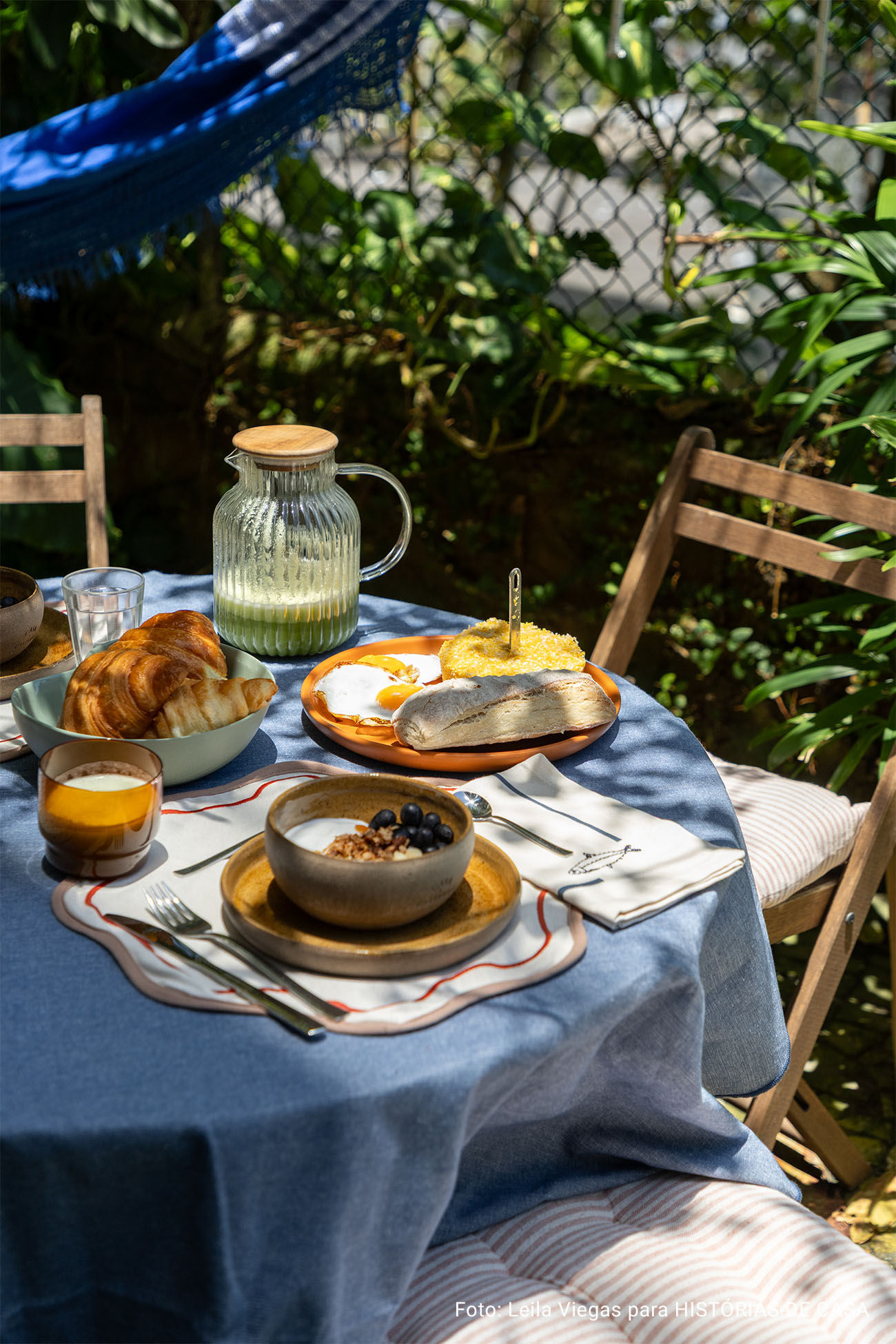 Histórias Brasil Adentro: Apê em Salvador que recebe com dengo e portas abertas. É impossível não abrir um sorriso ao entrar neste apartamento em Salvador. O pé-direito alto, os ambientes amplos e banhados de luz, e a vista impressionante para a mata fazem esquecer que se está em um prédio.
