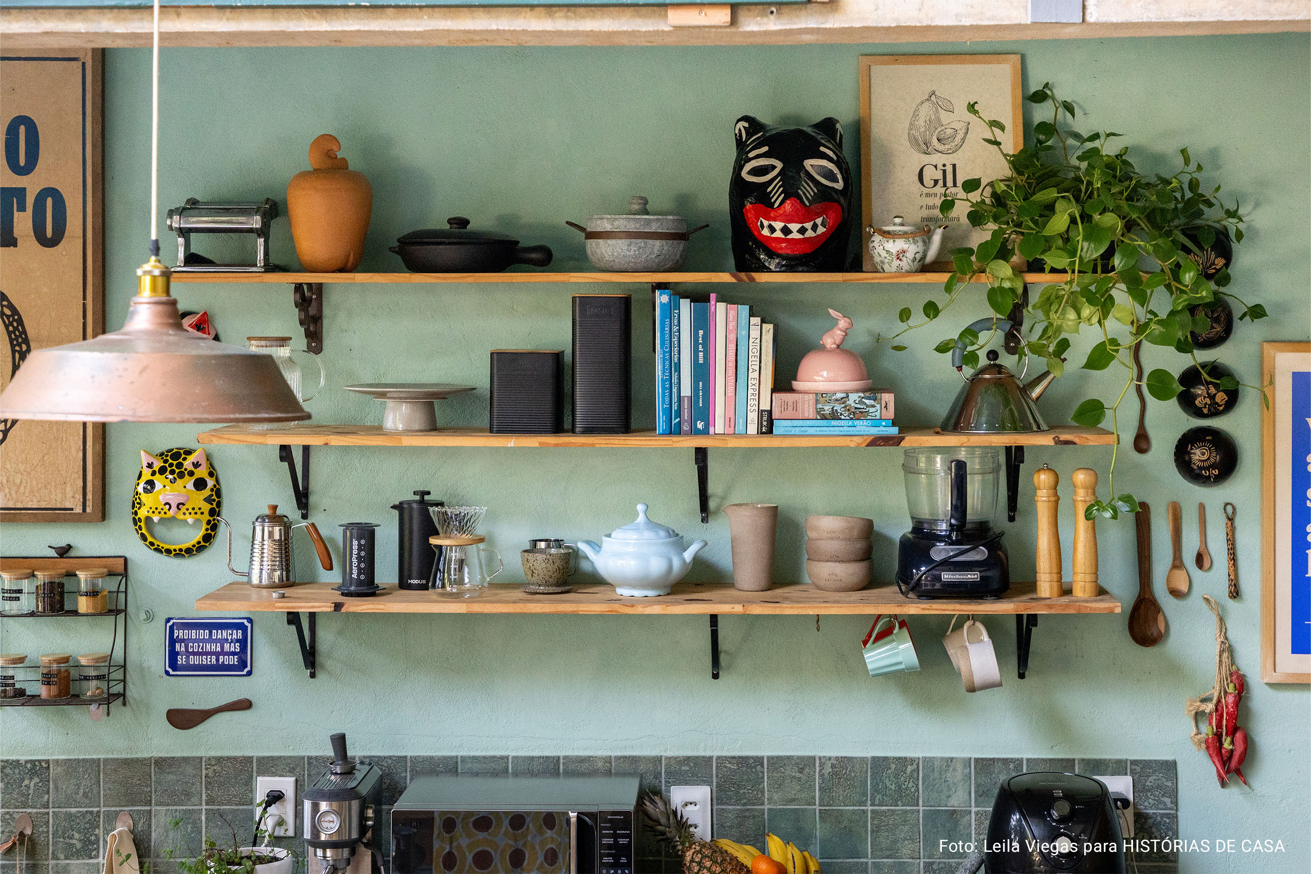 Histórias Brasil Adentro: Apê em Salvador que recebe com dengo e portas abertas. É impossível não abrir um sorriso ao entrar neste apartamento em Salvador. O pé-direito alto, os ambientes amplos e banhados de luz, e a vista impressionante para a mata fazem esquecer que se está em um prédio.