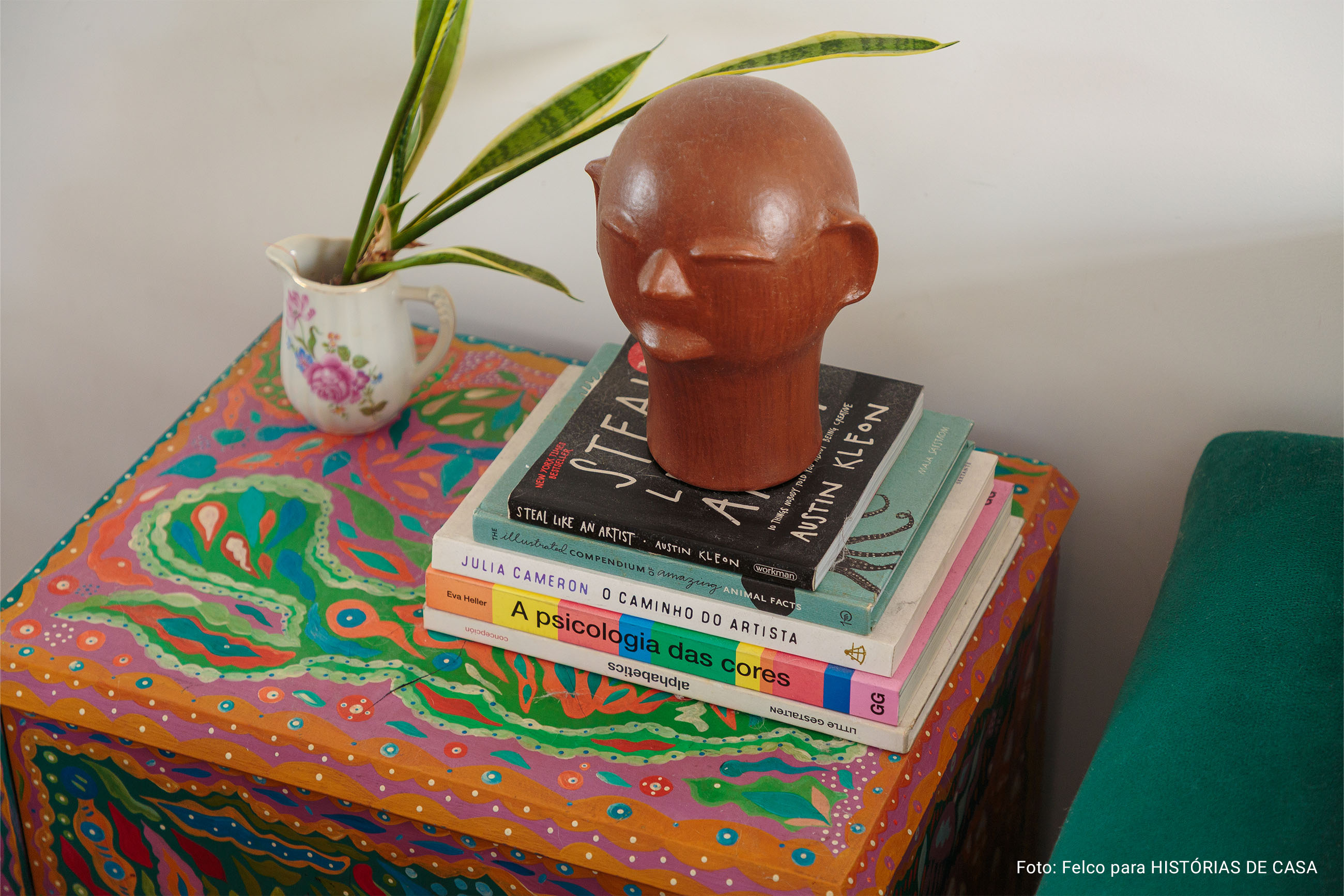 Clima renovado com novos quadros da Boemi em apê que parece casa: Conheça o lar lúdico, autêntico e colorido da Iza e de sua filha Lia.