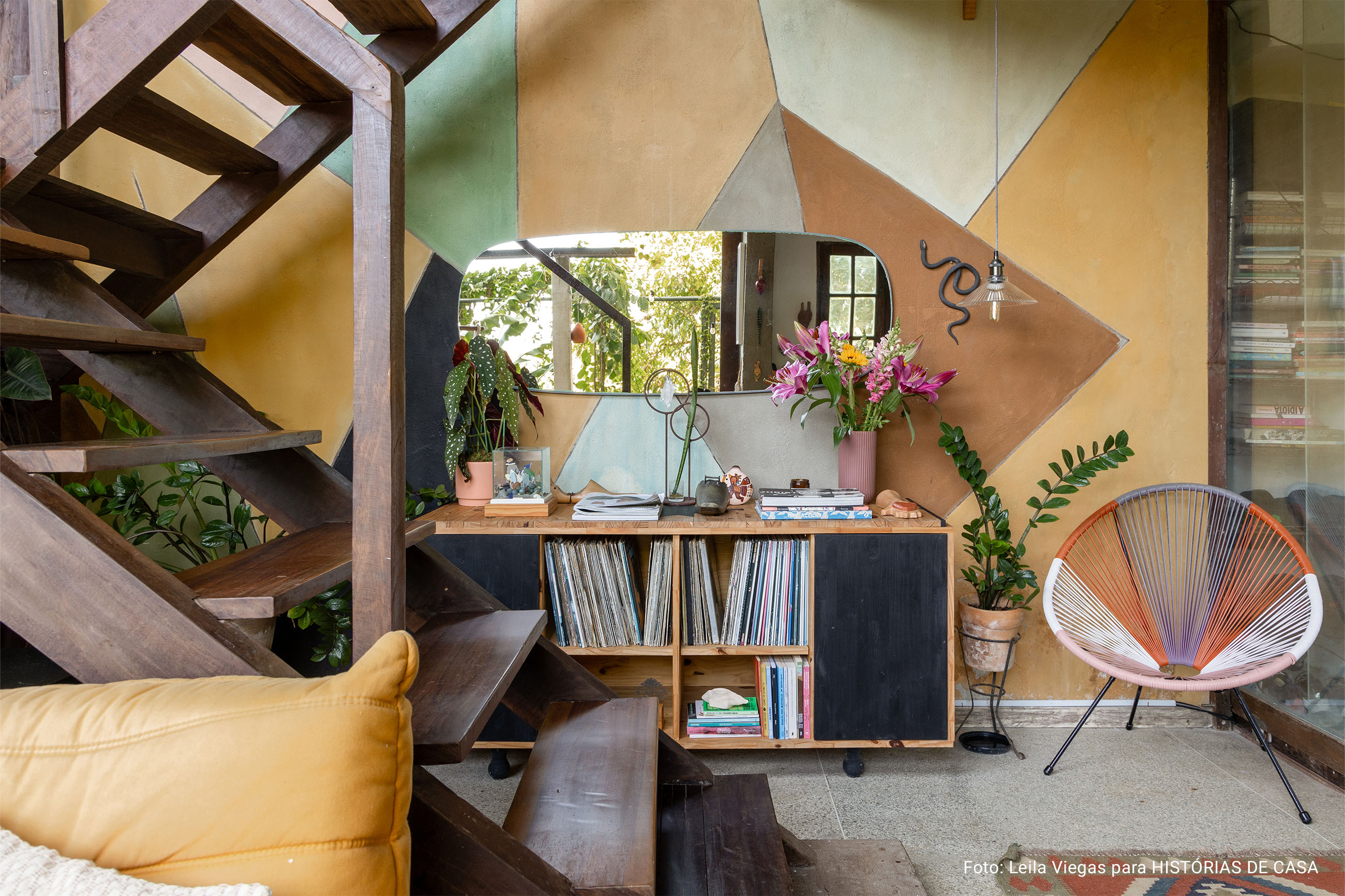 Histórias Brasil Adentro: Apê em Salvador que recebe com dengo e portas abertas. É impossível não abrir um sorriso ao entrar neste apartamento em Salvador. O pé-direito alto, os ambientes amplos e banhados de luz, e a vista impressionante para a mata fazem esquecer que se está em um prédio.