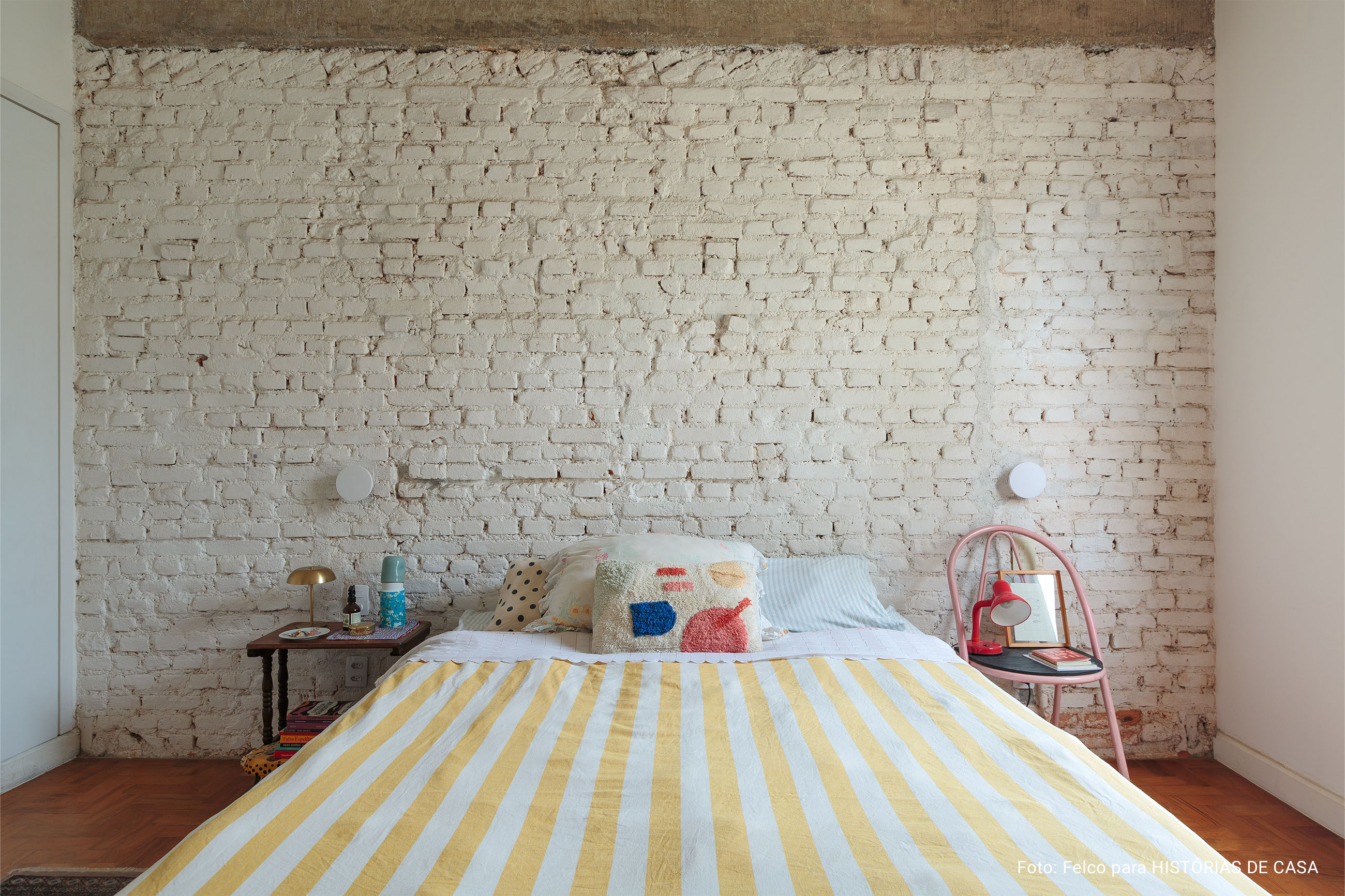 Clima renovado com novos quadros da Boemi em apê que parece casa: Conheça o lar lúdico, autêntico e colorido da Iza e de sua filha Lia.