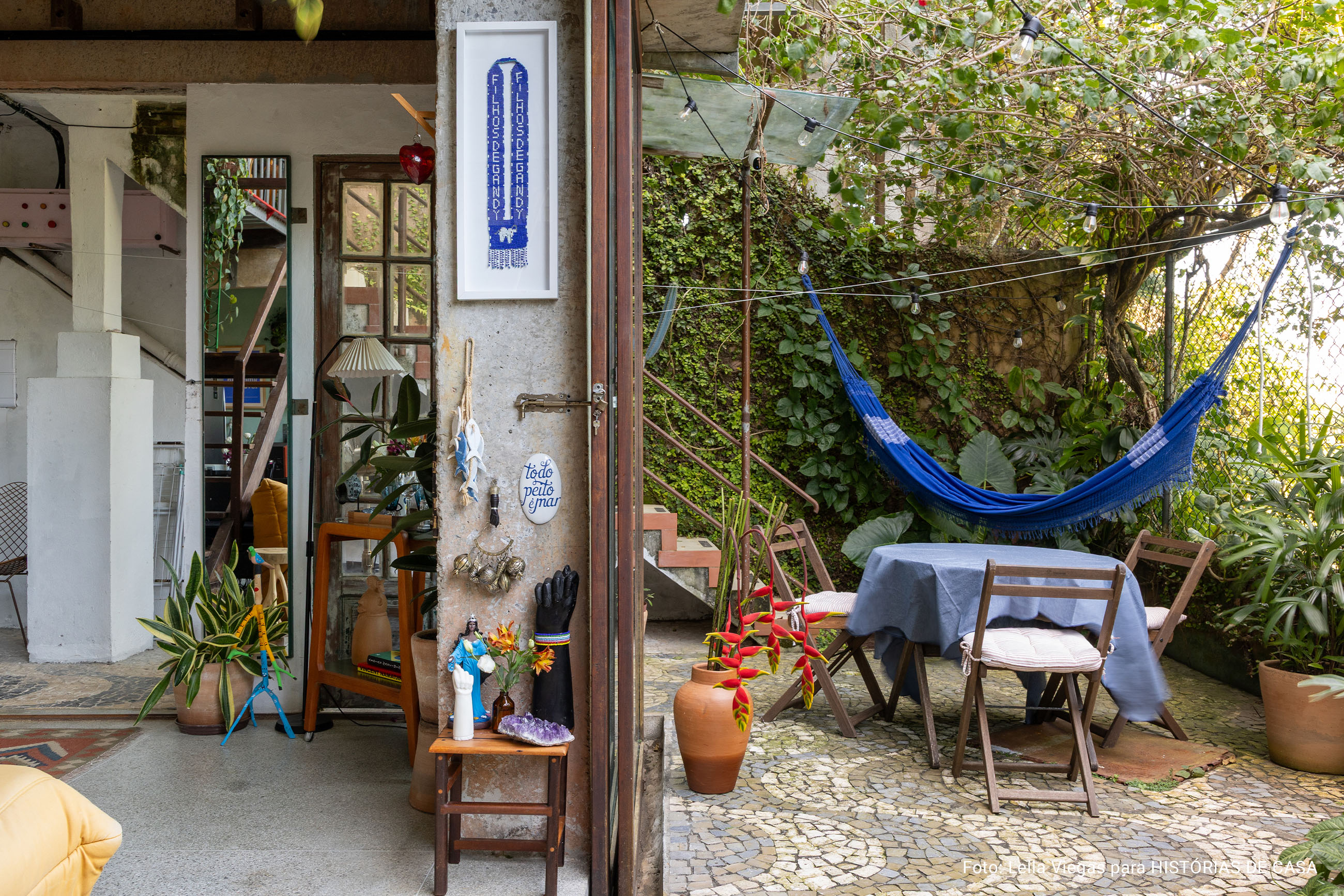 Histórias Brasil Adentro: Apê em Salvador que recebe com dengo e portas abertas. É impossível não abrir um sorriso ao entrar neste apartamento em Salvador. O pé-direito alto, os ambientes amplos e banhados de luz, e a vista impressionante para a mata fazem esquecer que se está em um prédio.