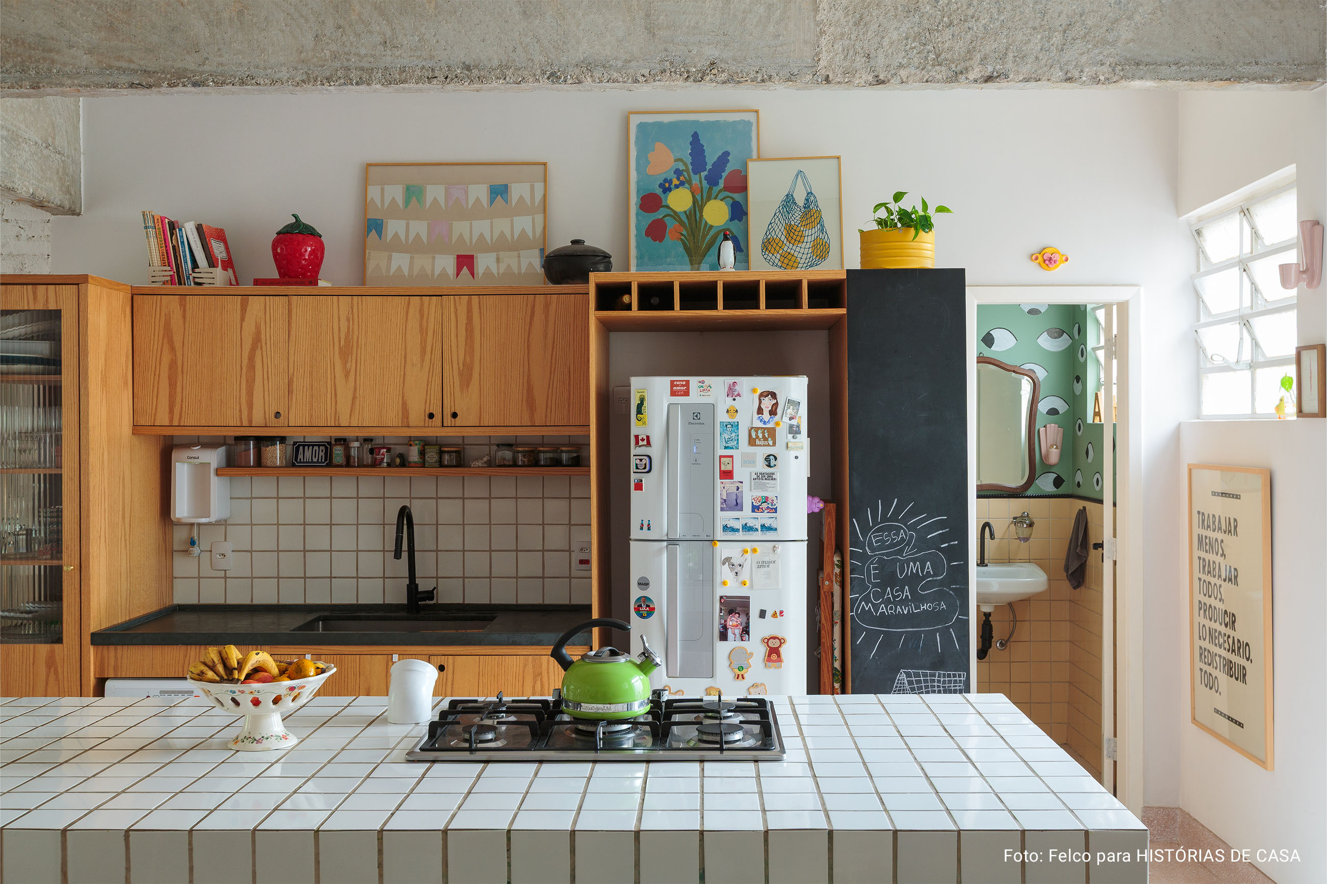 Clima renovado com novos quadros da Boemi em apê que parece casa: Conheça o lar lúdico, autêntico e colorido da Iza e de sua filha Lia.