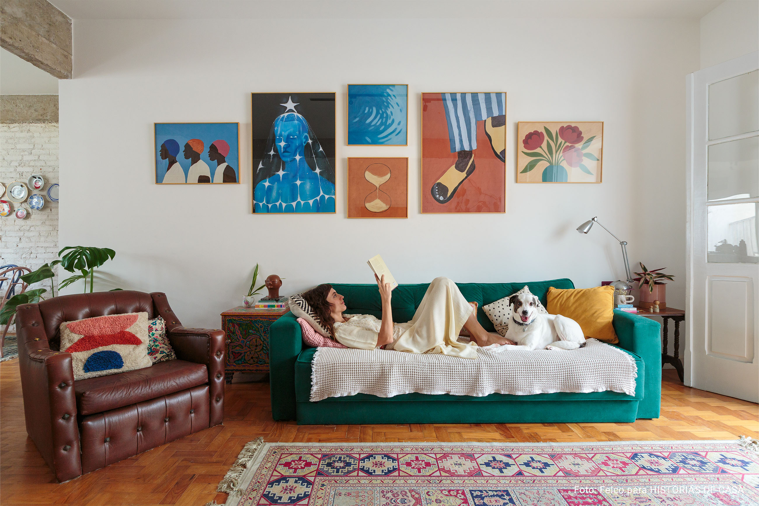 Clima renovado com novos quadros da Boemi em apê que parece casa: Conheça o lar lúdico, autêntico e colorido da Iza e de sua filha Lia.