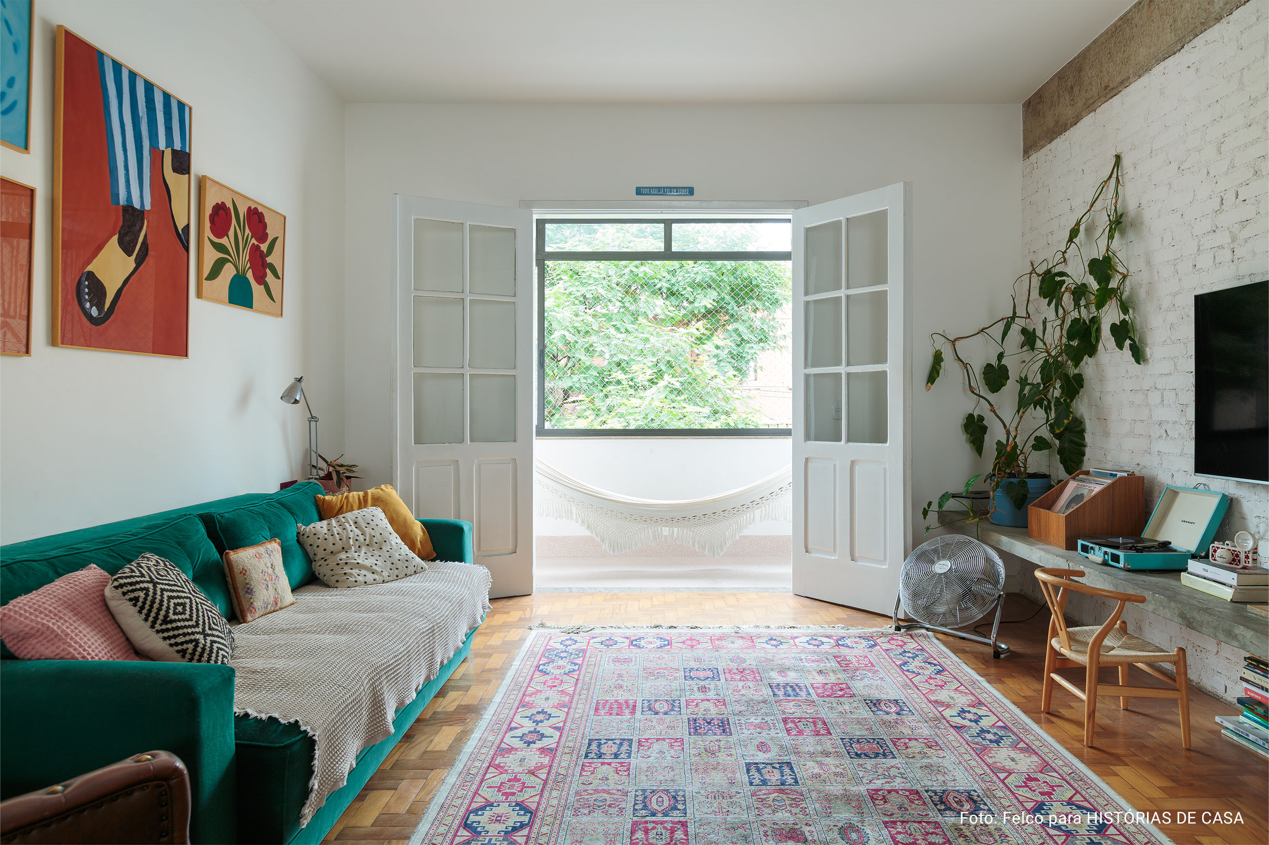 Clima renovado com novos quadros da Boemi em apê que parece casa: Conheça o lar lúdico, autêntico e colorido da Iza e de sua filha Lia.