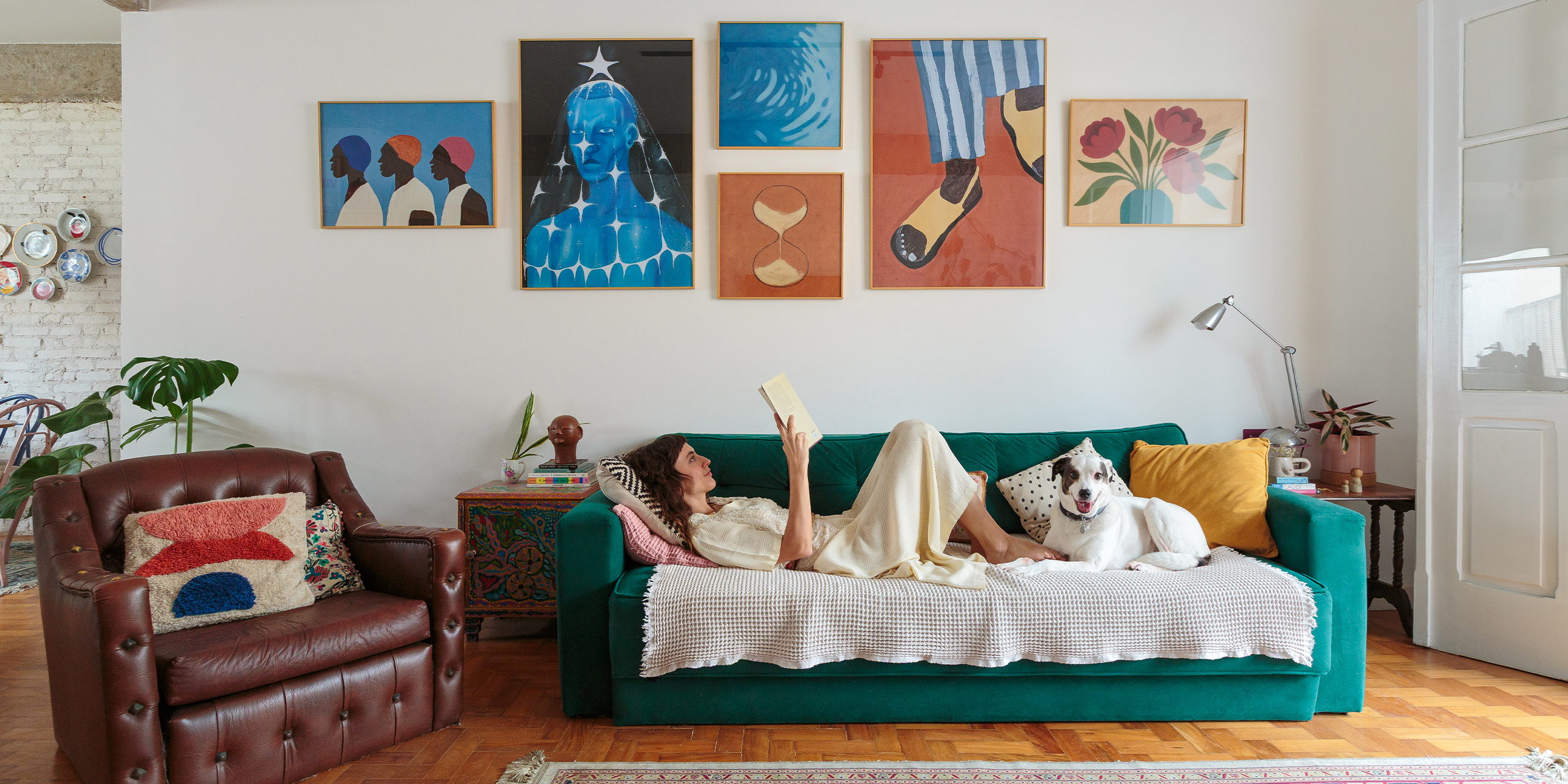 Clima renovado com novos quadros da Boemi em apê que parece casa: Conheça o lar lúdico, autêntico e colorido da Iza e de sua filha Lia.