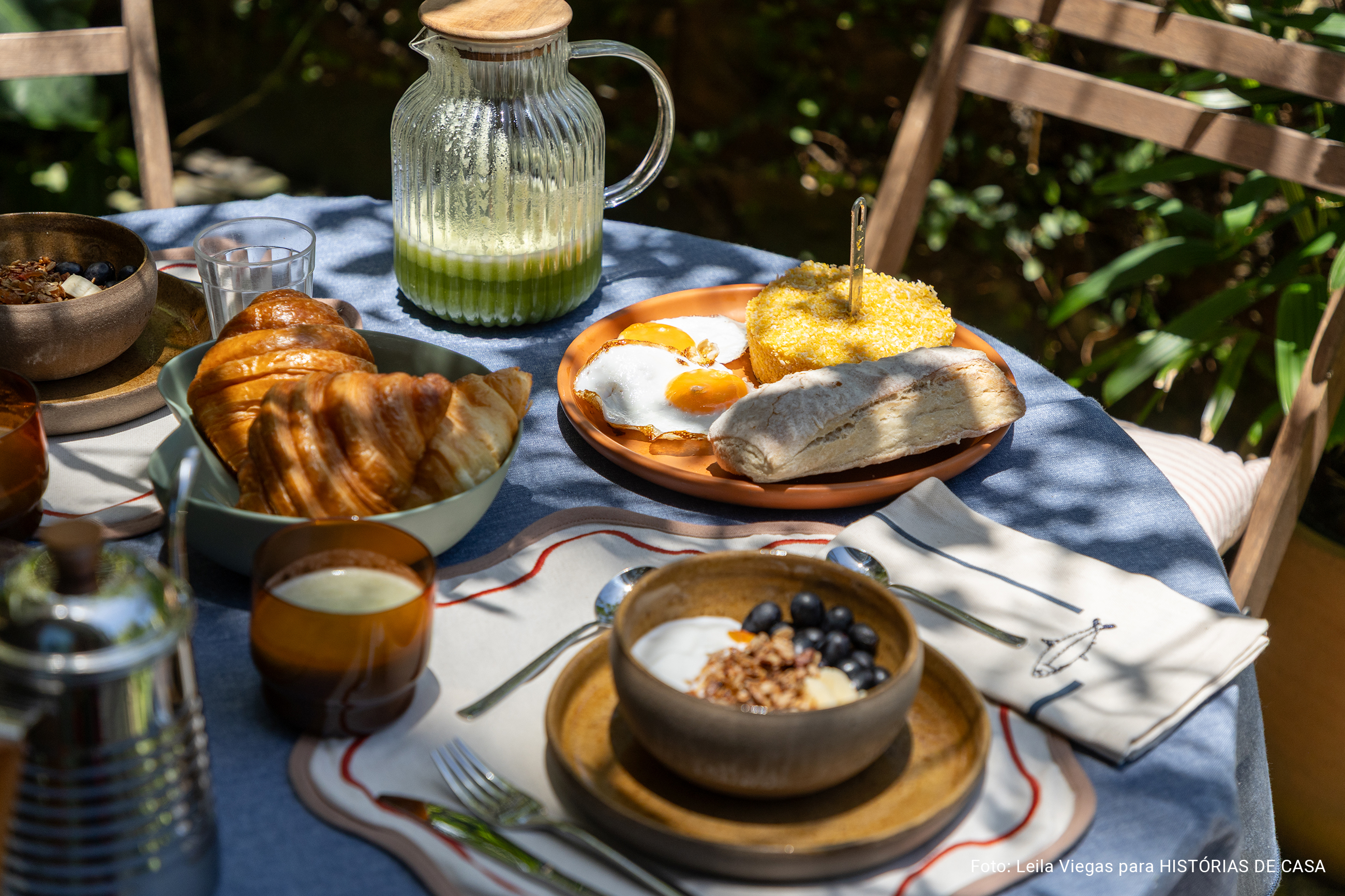 Histórias Brasil Adentro: Apê em Salvador que recebe com dengo e portas abertas. É impossível não abrir um sorriso ao entrar neste apartamento em Salvador. O pé-direito alto, os ambientes amplos e banhados de luz, e a vista impressionante para a mata fazem esquecer que se está em um prédio.