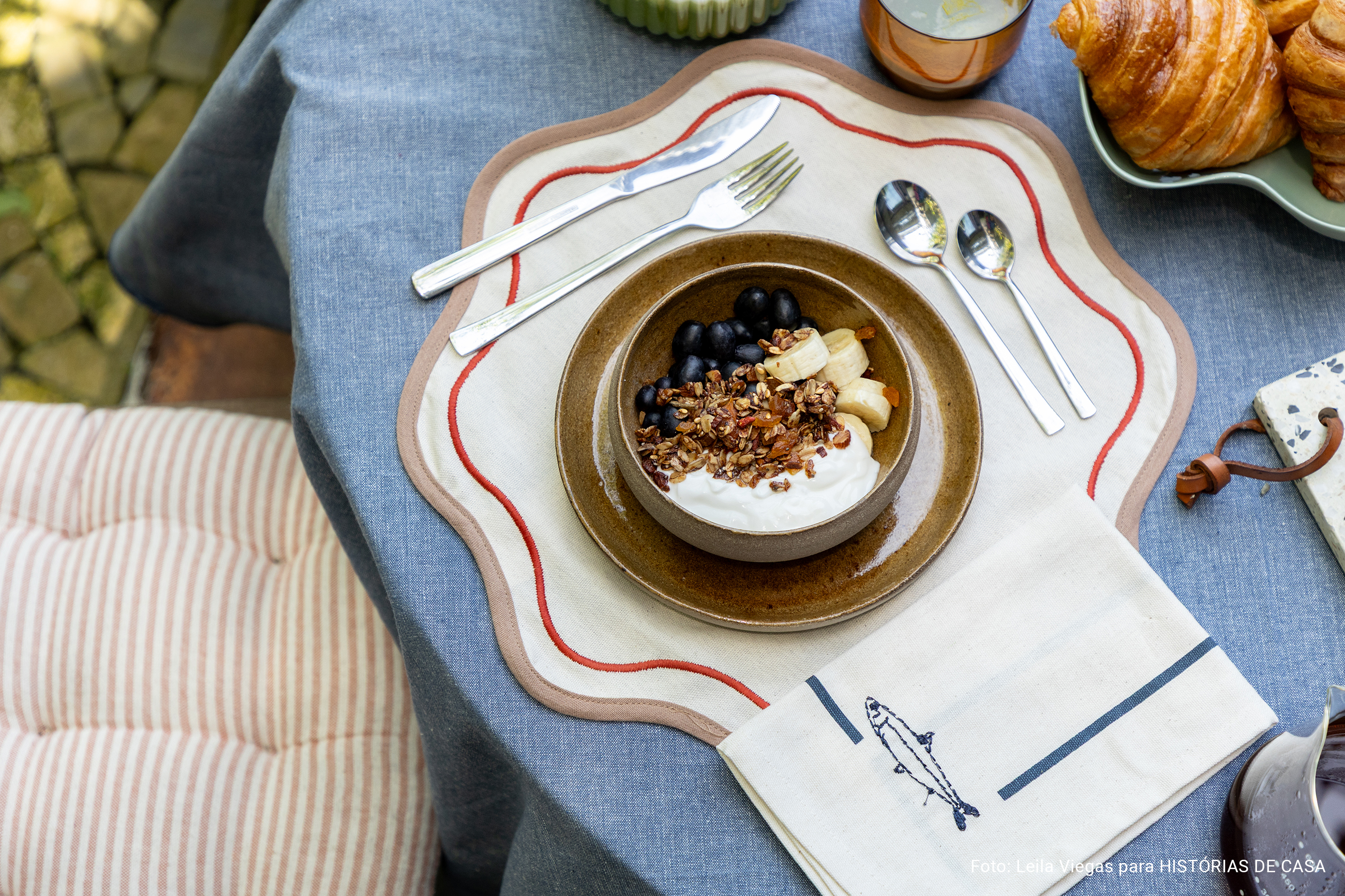 Histórias Brasil Adentro: Apê em Salvador que recebe com dengo e portas abertas. É impossível não abrir um sorriso ao entrar neste apartamento em Salvador. O pé-direito alto, os ambientes amplos e banhados de luz, e a vista impressionante para a mata fazem esquecer que se está em um prédio.