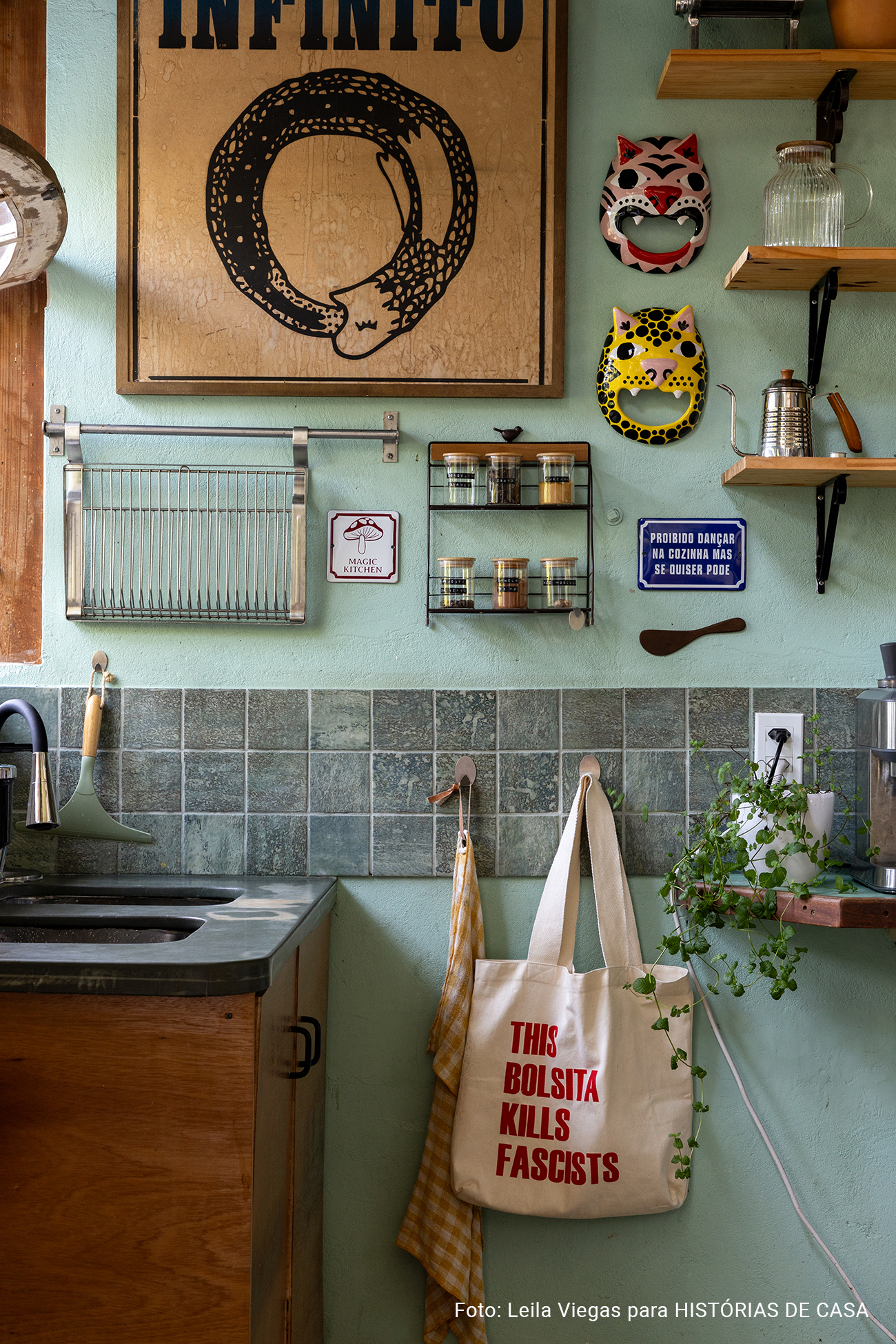 Histórias Brasil Adentro: Apê em Salvador que recebe com dengo e portas abertas. É impossível não abrir um sorriso ao entrar neste apartamento em Salvador. O pé-direito alto, os ambientes amplos e banhados de luz, e a vista impressionante para a mata fazem esquecer que se está em um prédio.