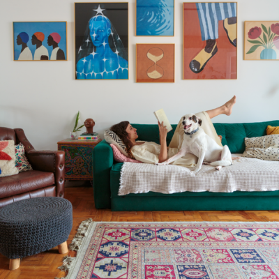 Clima renovado com novos quadros da Boemi em apê que parece casa: Conheça o lar lúdico, autêntico e colorido da Iza e de sua filha Lia.
