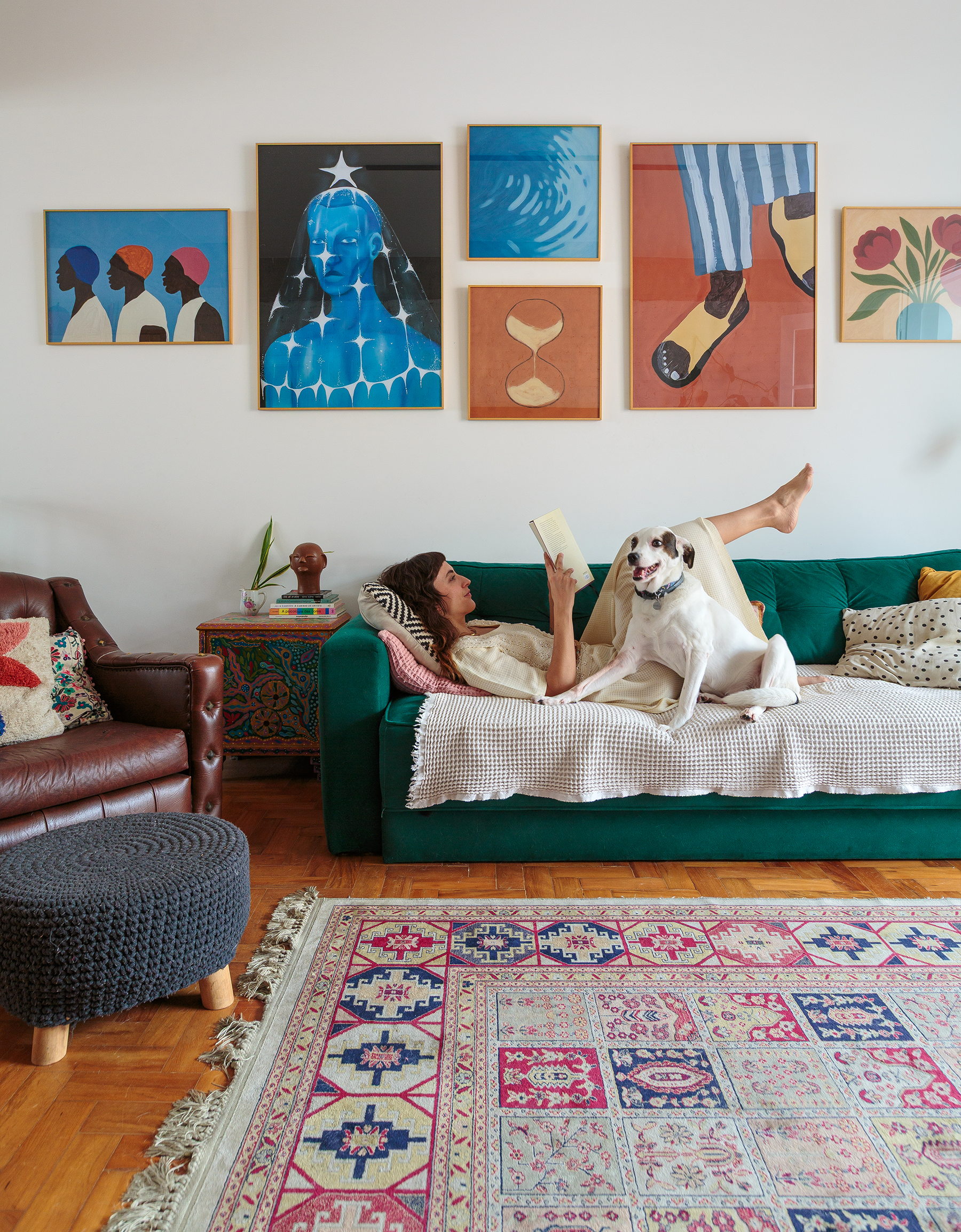 Clima renovado com novos quadros da Boemi em apê que parece casa: Conheça o lar lúdico, autêntico e colorido da Iza e de sua filha Lia.