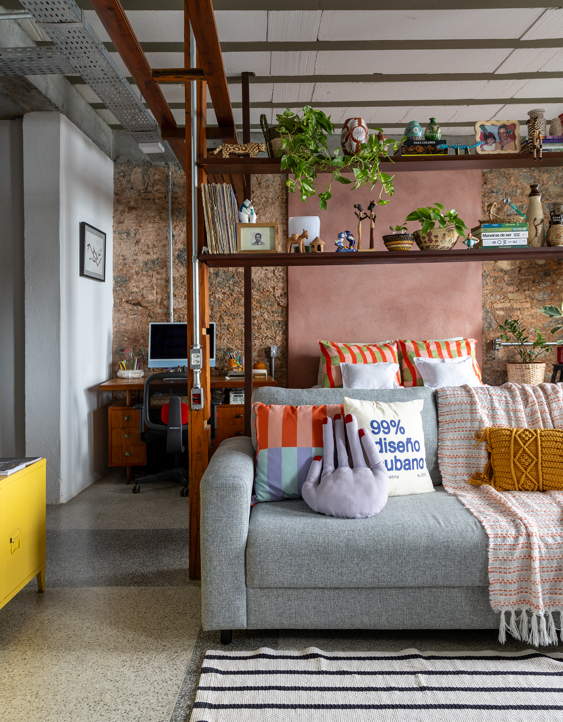 Mini apê com reuso e vista deslumbrante em Salvador - Com decoração intuitiva, este lar foi preenchido com cores, afeto e um acervo de histórias