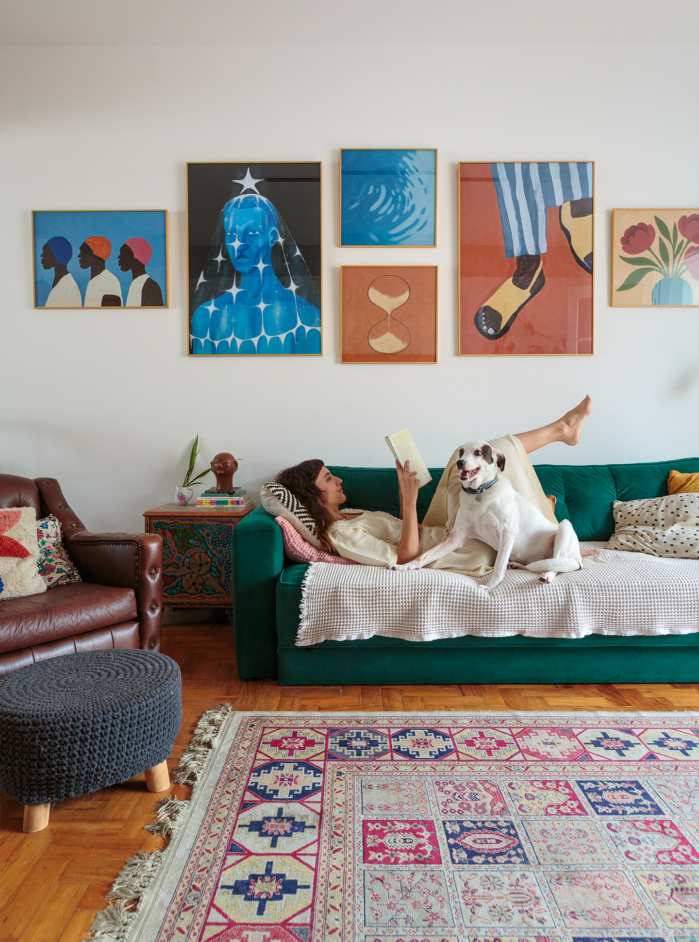 Clima renovado com novos quadros da Boemi em apê que parece casa: Conheça o lar lúdico, autêntico e colorido da Iza e de sua filha Lia.
