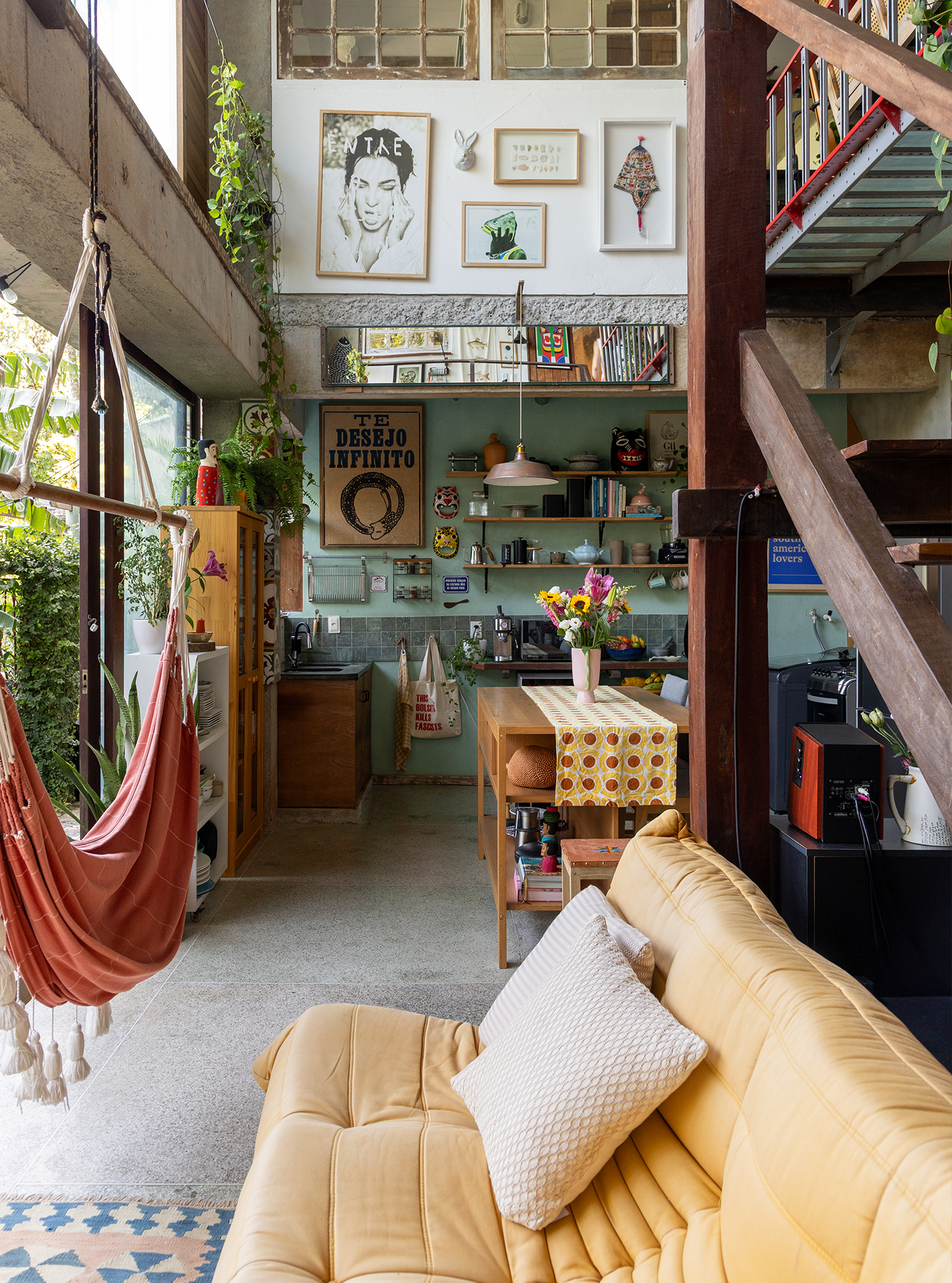 Histórias Brasil Adentro: Apê em Salvador que recebe com dengo e portas abertas. É impossível não abrir um sorriso ao entrar neste apartamento em Salvador. O pé-direito alto, os ambientes amplos e banhados de luz, e a vista impressionante para a mata fazem esquecer que se está em um prédio.