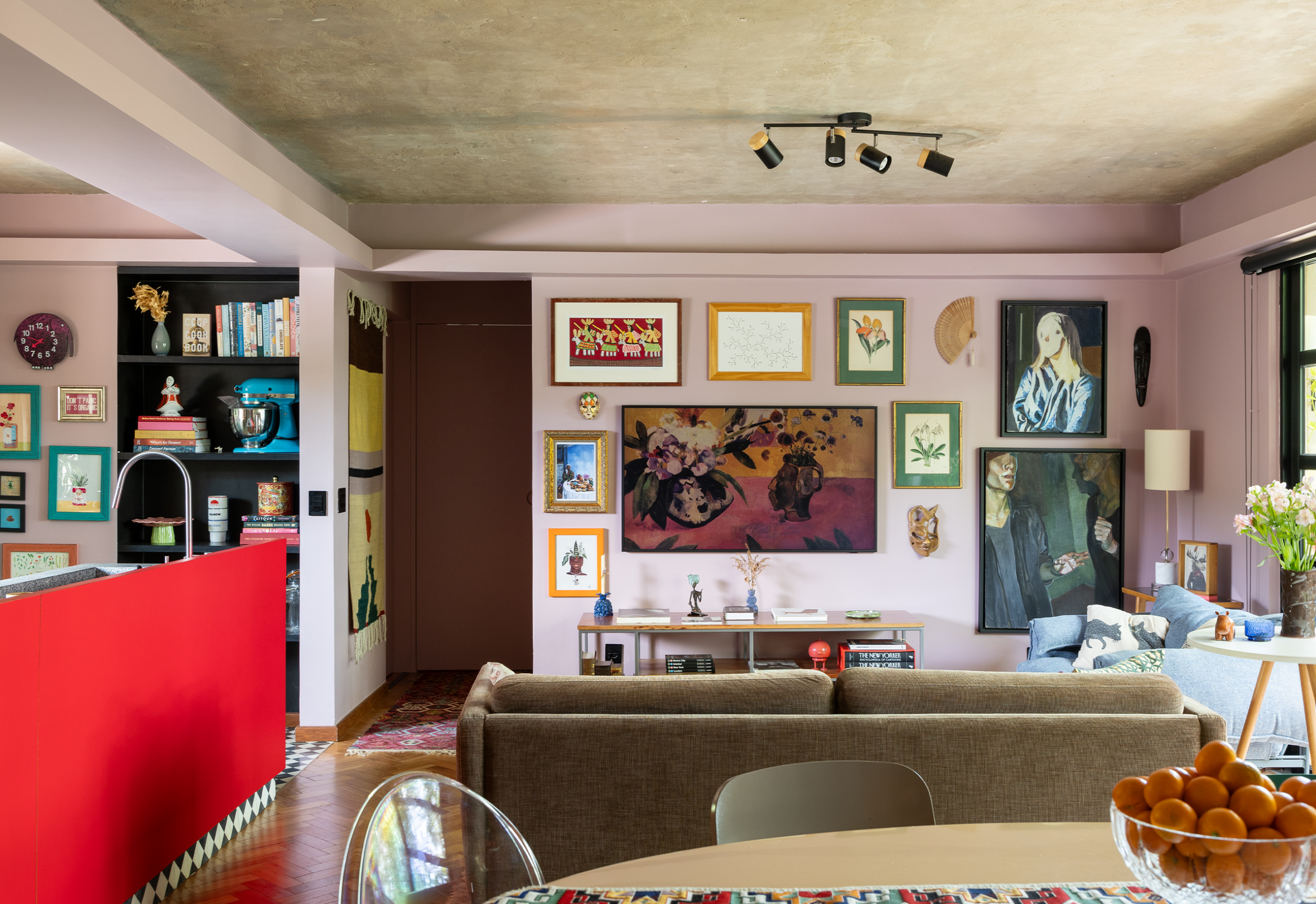 Apartamento em brasília com paredes pintadas, piso quadriculado e decoração maximalista