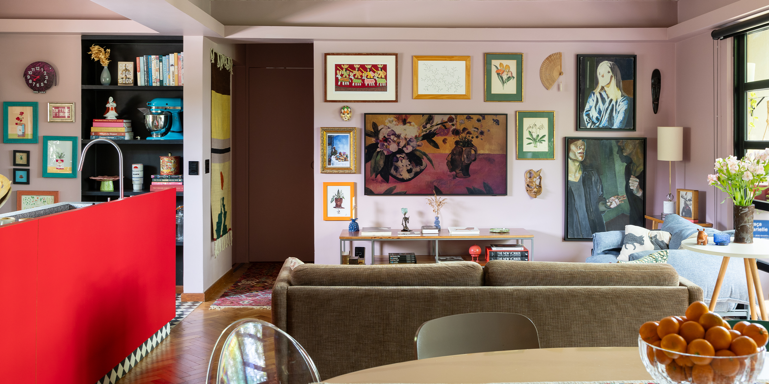 Apartamento em brasília com paredes pintadas, piso quadriculado e decoração maximalista