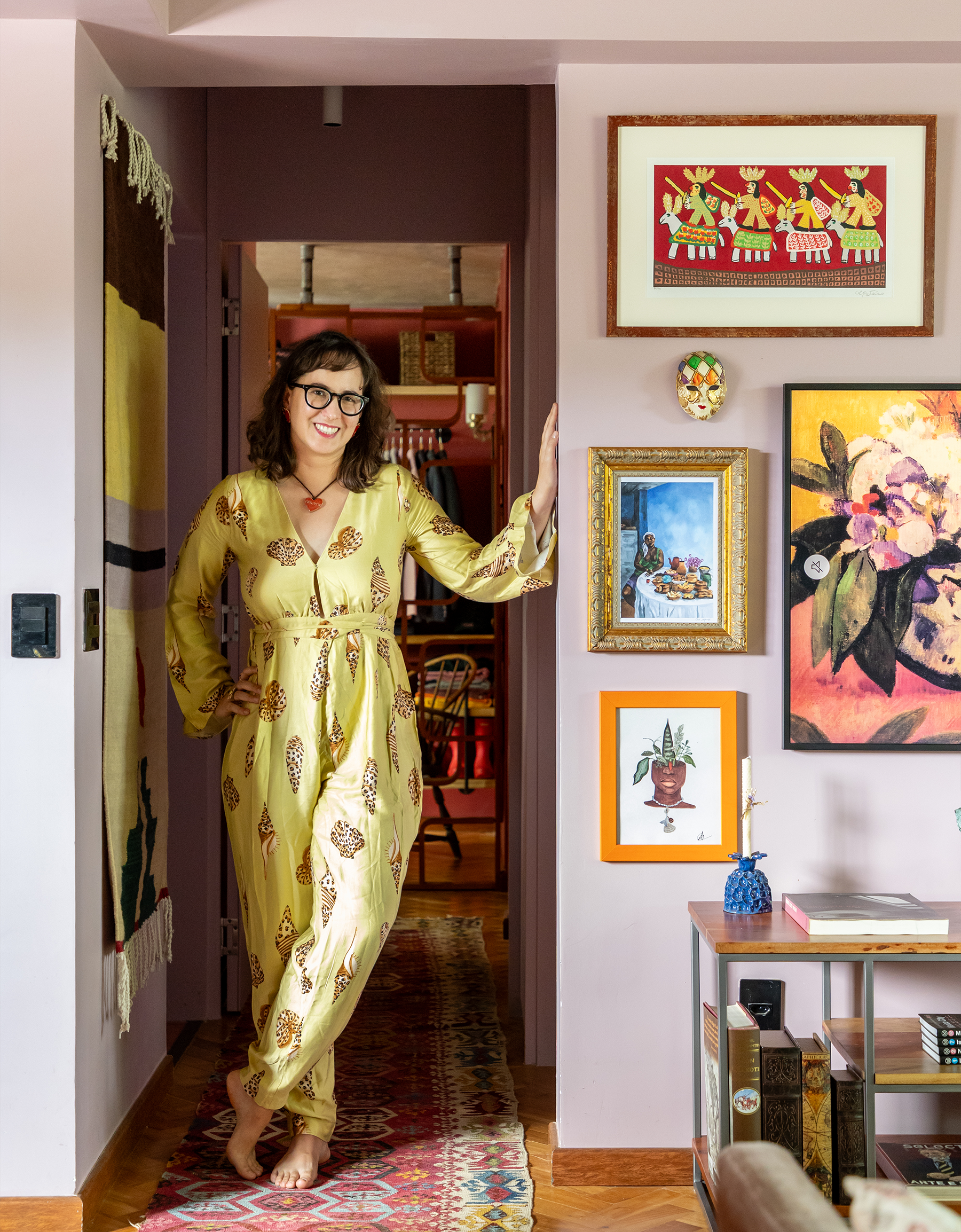 Apartamento em brasília com paredes pintadas, piso quadriculado e decoração maximalista