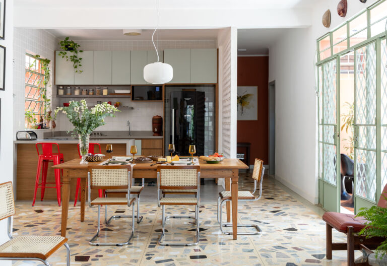 Casa em Belo Horizonte com jardim, mesa posta e piscina