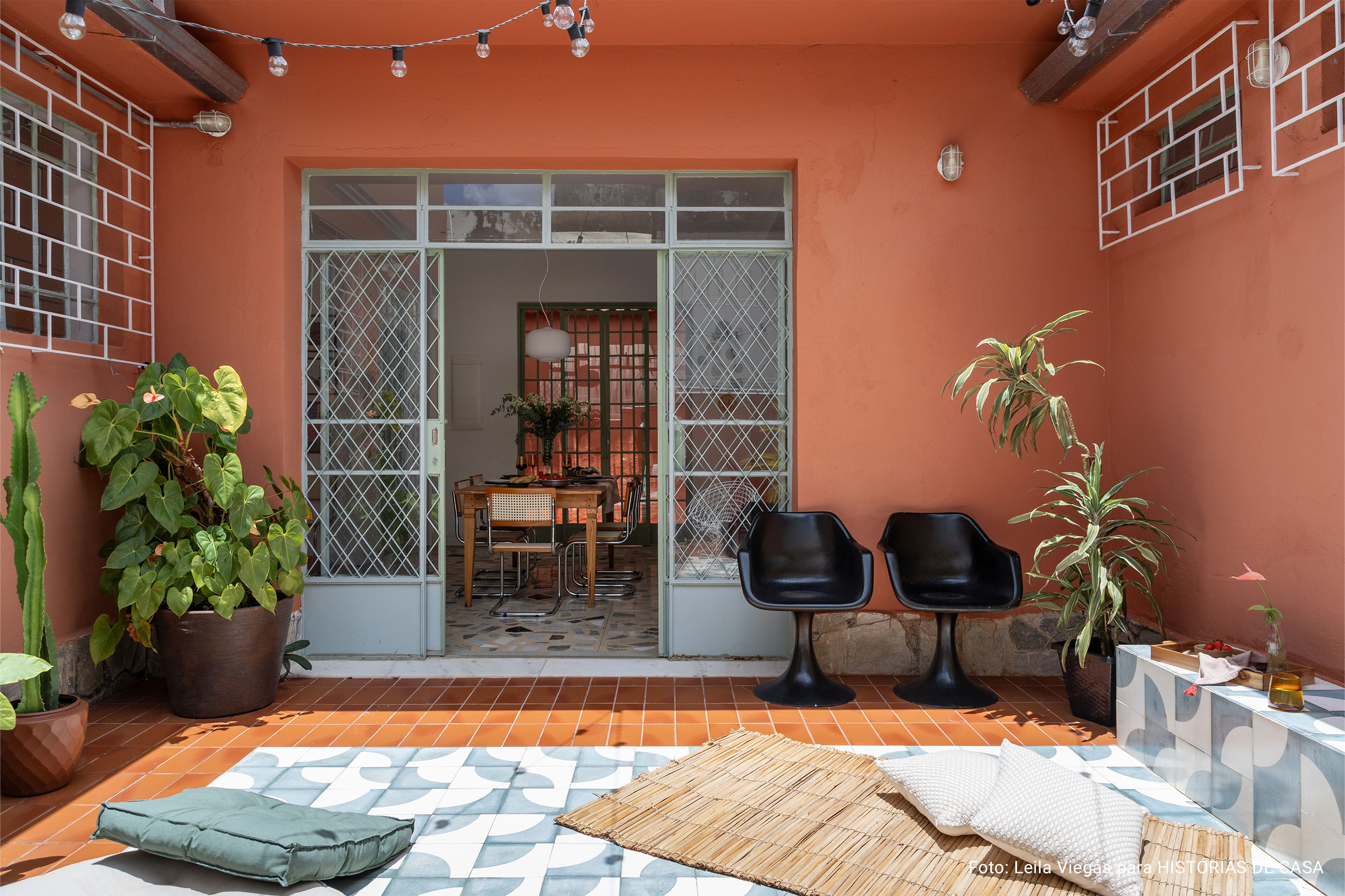 Casa em Belo Horizonte com jardim, mesa posta e piscina