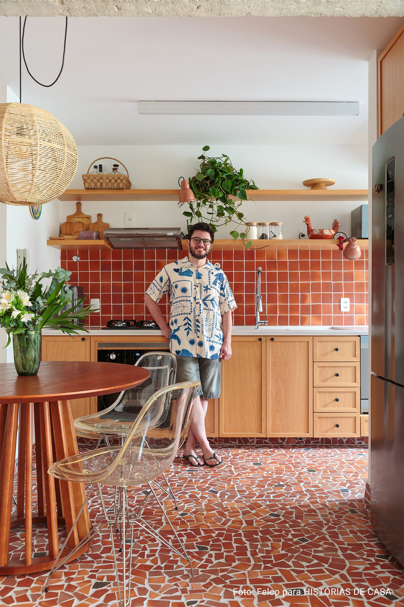 Apartamento pequeno reformado com cozinha aberta e banheiro colorido