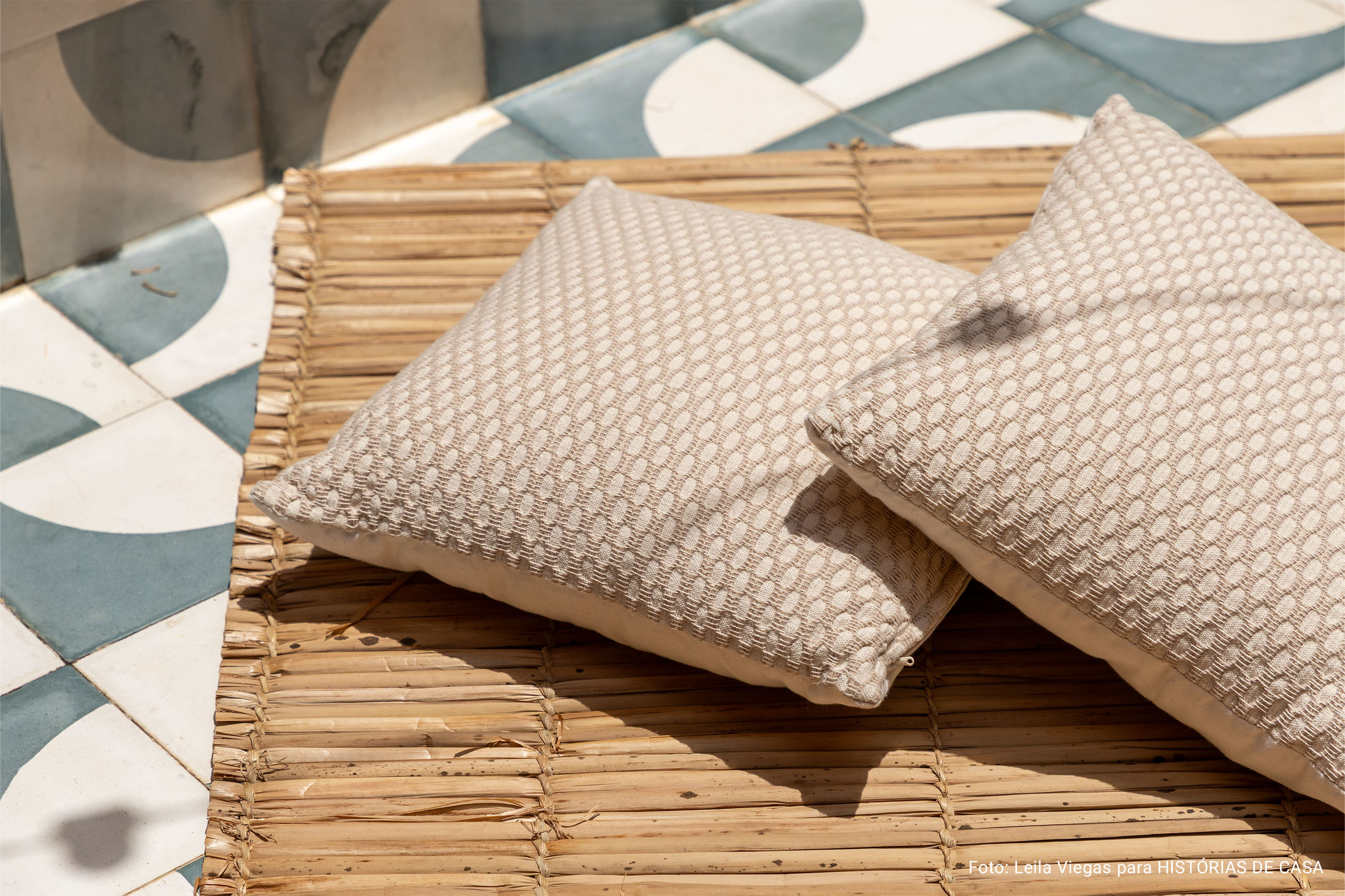 Casa em Belo Horizonte com jardim, mesa posta e piscina