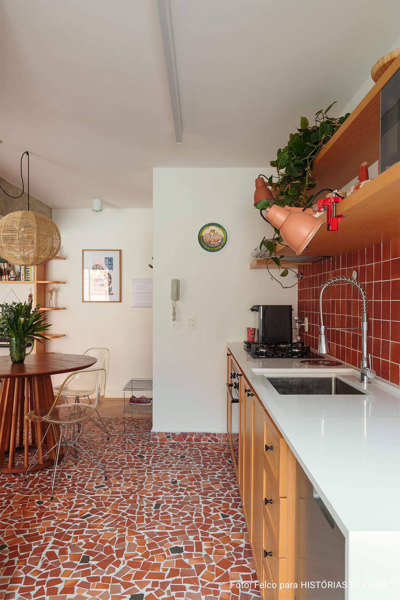 Apartamento pequeno reformado com cozinha aberta e banheiro colorido